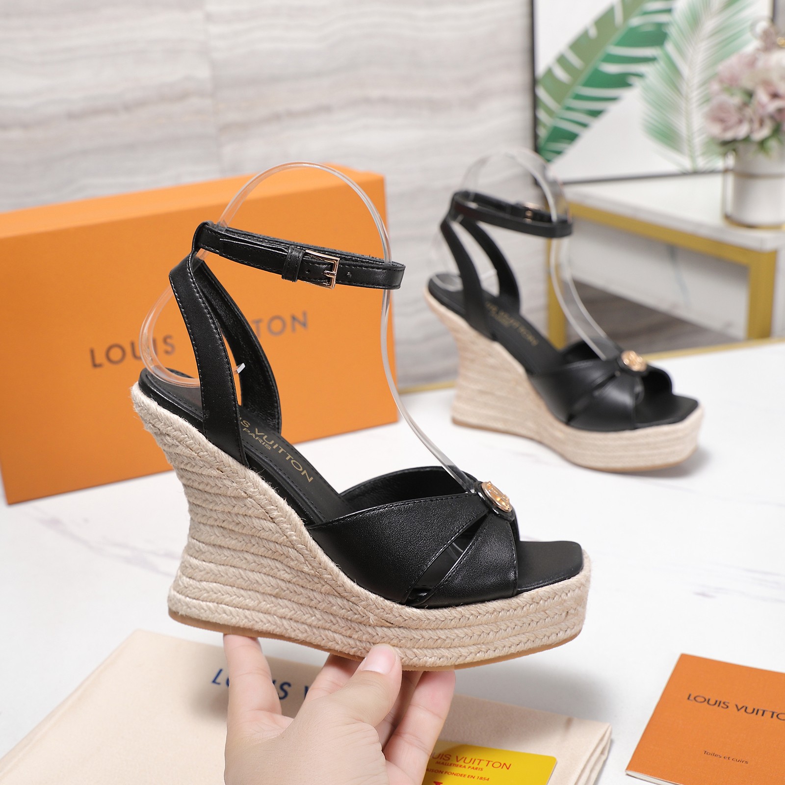 NO:889074,Top version Louis Vuitton 6AM Wedge Espadrille wedge straw sandals LV latest concave wedge water platform sandals 2026 summer latest Louis Vuitton/Louis Vuitton women's LV letter hemp rope bottom water platform sandals. The iconic round LV Circle gold metal buckle is inlaid in the center of the front strap, which is the most recognizable design element of the series.  The color presentation of the bold design perfectly enhances its modern lines. It is famous for its iconic V-line wide heel and exquisite details with brand letters. Inspired by the iconic opening of the Twist bag, the eternal Louis Vuitton signature elegance is a must-have for summer goddesses in 2026. The original replica, the foot feels super comfortable. It shows the queen's temperament. Round shape. Upper: Customized cowhide + round LV buckle. Imported sheepskin lining. Imported sheepskin foot pads. Original open-molded TPR outsole.  Heel height 12CM, standard size 35-42 (custom-made sizes 41 and 42, non-returnable and non-exchangeable), with original drawer box. Price, high heels and sandals, louis vuitton, louis vuitton, louis vuitton, sandals, high heels, espadrilles, cowhide, sheepskin19860909顶级版本 Louis Vuitton 6AM Wedge Espadrille 坡跟草编凉鞋 Lv最新 凹型坡跟水台凉鞋 2026夏季最新款Louis Vuitton/路易威登女款LV字母麻绳底水台凉鞋 前带正中镶嵌标志性圆形LV Circle金色金属饰扣,是该系列辨识度最高的设计元素. 大胆设计的色彩呈现,完美提升其现代线条,以其标志性的V行宽跟和带有品牌字母的精致细节而著称,灵感来自Twist包的标志性开舍,永恒的路易威登签名优雅 2026夏季女神们的夏季必备款, 原版复刻,脚感超舒适.尽显女王气质圆形 鞋面: 定制牛皮+圆形LV扣 内里进口羊皮 垫脚进口羊皮垫脚, 大底原版开模TPR大底 跟高12CM 标准码35-42(41 42码订做 不退不换) 配原版抽屉盒 价格,高跟鞋凉鞋,louis vuitton,louis vuitton,louis vuitton,sandals,high heels,espadrilles,cowhide,sheepskin,Women's Shoes