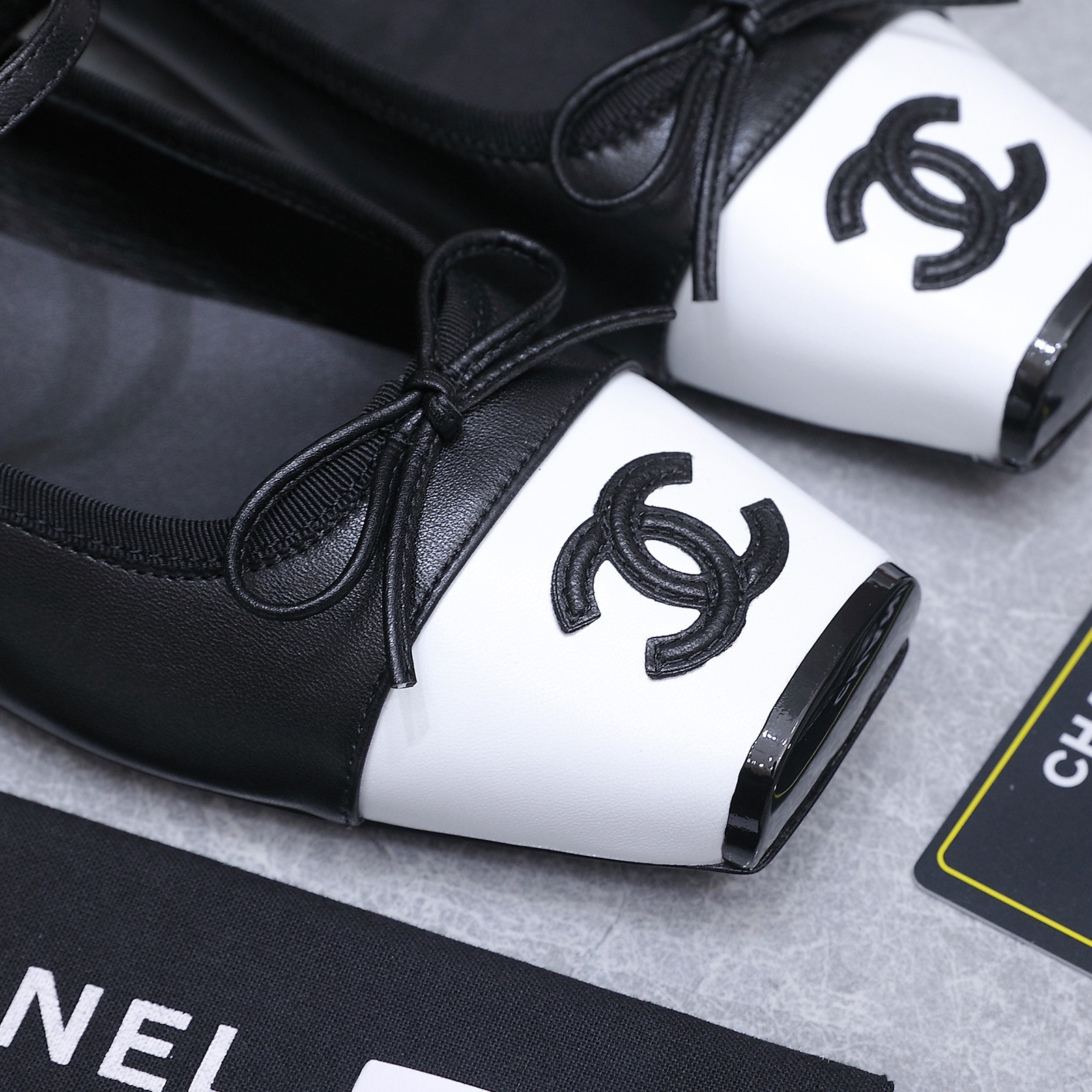 NO:889059,Spot Sale *|| Small square toe loafers [top high-end quality from major manufacturers] Classic double C logo + square toe design, retro and modern coexistence Exquisite bow + one-word buckle, sweet but aura Soft leather lining, comfortable to walk all day Five colors available: pure white / cream apricot / classic black / galaxy silver flash / dark gray sequins Versatile for commuting, dating, afternoon tea, easy to control various occasions Upper: cowhide / sequins lining sheepskin  Foot-padded sheepskin Outsole: Italian genuine leather sole Heel height: 1cm Packing: with airplane box19860909Spot Sale  *||  小方头乐福鞋【大厂顶级高端品质】 经典双C标识 + 方头设计,复古与摩登并存 精致蝴蝶结 + 一字带扣,甜美不失气场 柔软皮质内里,舒适行走一整天 五色可选纯白 / 奶油杏 / 经典黑 / 星河银闪 / 深灰亮片 百搭通勤、约会、下午茶,轻松驾驭各种场合 鞋面: 牛皮/亮片 内里羊皮 垫脚羊皮 大底:意大利真皮底 跟高: 1cm 包装: 带飞机盒10 35、36、37、38、39、(34/40/41 需要定做跟客服♂沟通),半拖单鞋,loafers,cowhide,sheepskin,Women's Shoes