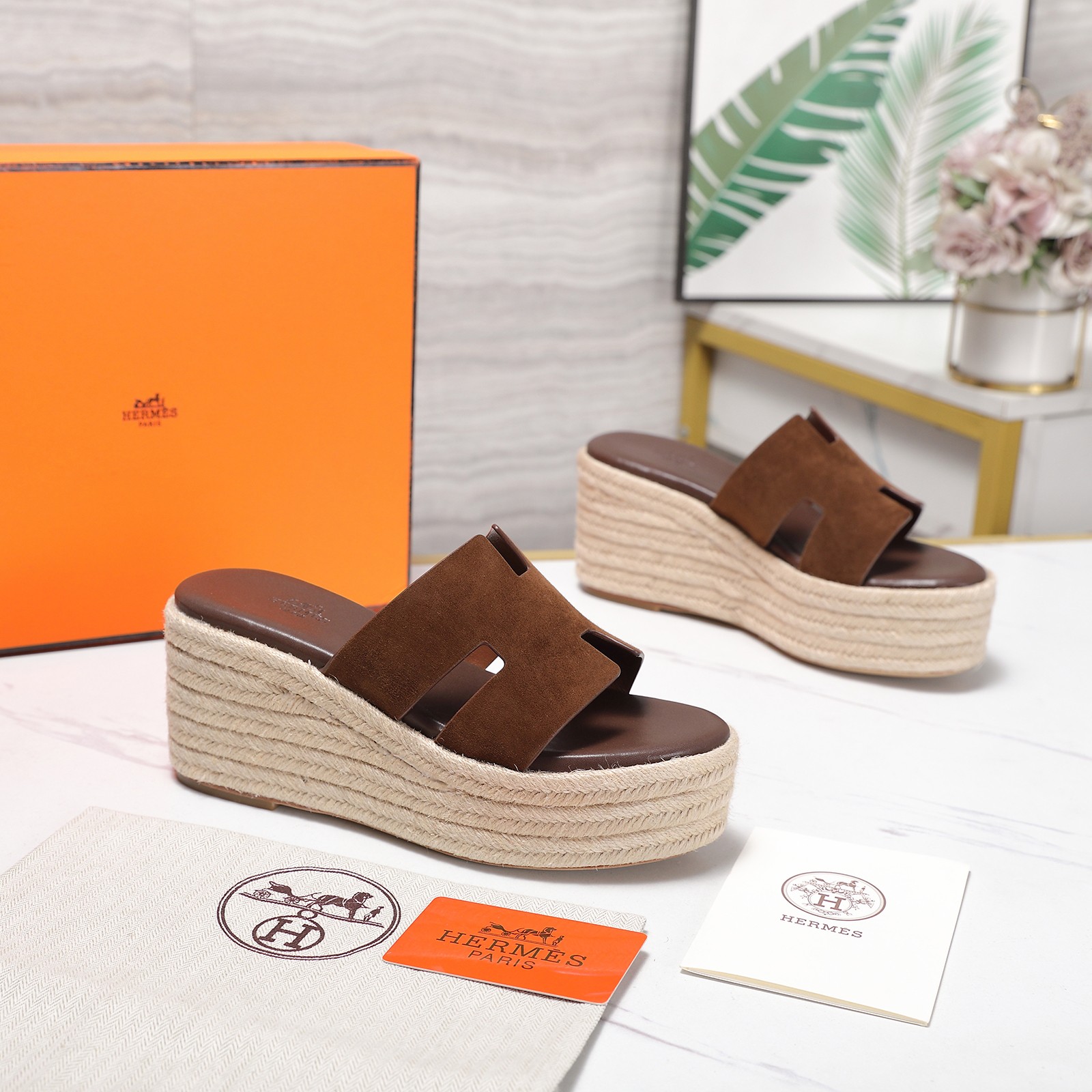 NO:900836,. Hermes new thick-soled sandals/sandal shoes series/hemp rope-soled H slippers Exclusive new show bdetails ————————————Material Original customized calfskin/suede material Imported mixed-breed sheep lining Outsole Original private model genuine leather welt outsole ┈┈┈┈┈┈★┈┈┈┈┈┈┈  Size35-39 (40/41/42 custom-made, non-refundable) Full set of packaging, slippers, hermes, sandals, slippers, cowhide, chamois leather19860909.    Hermes 新品厚底凉拖鞋/凉鞋鞋系列/麻绳底H拖 独家上新 show bdetails ————————————  材质原版订制小牛皮/麂皮材料   内里进口混种羊  大底原版私模真皮沿条大底  ┈┈┈┈┈┈★┈┈┈┈┈┈┈ Size35-39（40/41/42订做不退换）  全套包装,拖鞋,hermes,sandals,slippers,cowhide,chamois leather,Women's Shoes