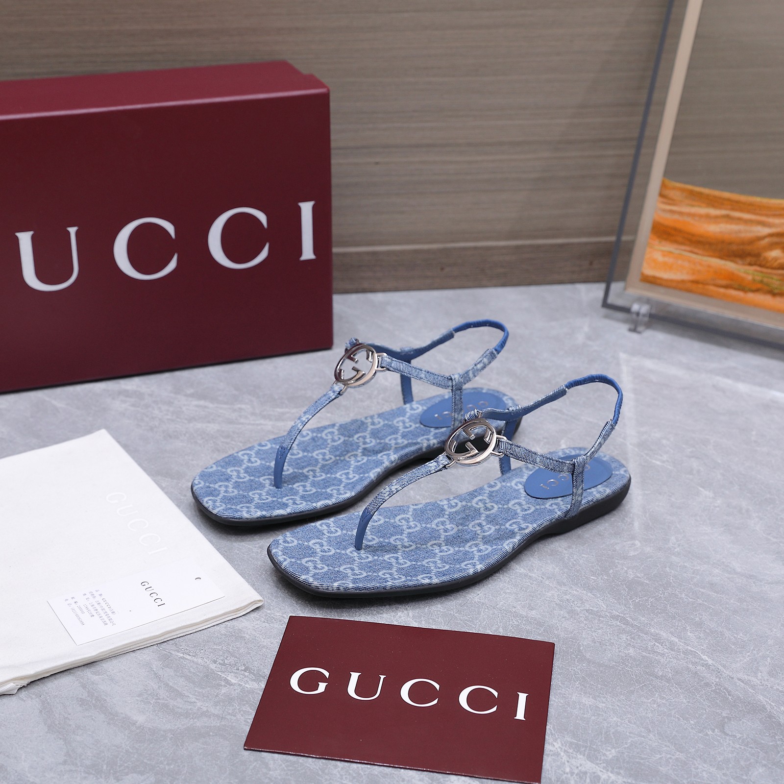 NO:903101,Top version GUCCI·Gucci 2056 new summer product interlocking double G small round buckle flip-toe sandals T-strap open-toe sandals The double G logo is one of the symbols of the brand, derived from the initials of the brand founder Gucci, and has continued to appear in various forms and styles since then. The intertwined pattern of the double G letters injects the brand charm into these sandals - MATERIAL material - upper metallic leather patent leather snake grain leather lining sheepskin padding sheepskin/same fabric material  Outsole molded wear-resistant rubber sole, flat bottom size #35～41 (404142 custom-made, non-refundable) Packaging: full set of original Ancora red packaging, discounted price, split-toe shoes, gucci, sandals, sheepskin19860909顶级版本 GUCCI·古奇2056夏季新品互扣式双G小圆扣夹趾凉鞋T字带露趾凉鞋 双G标识是品牌的象征之一,源自品牌创始人Gucci的姓名首字母,自此之后便以各种形式和风格不断出现.双G字母交织图案为这款凉鞋注入了品牌魅力  - MATERIAL 材质 - 鞋面金属皮 漆皮 蛇纹皮 内里羊皮 垫脚羊皮/同面料材质 大底开模耐磨橡胶鞋底 平底 size#35～41（404142订做不退换） 包装:全套原版安可拉红色包装 跑量价,分趾鞋,gucci,sandals,sheepskin,Women's Shoes