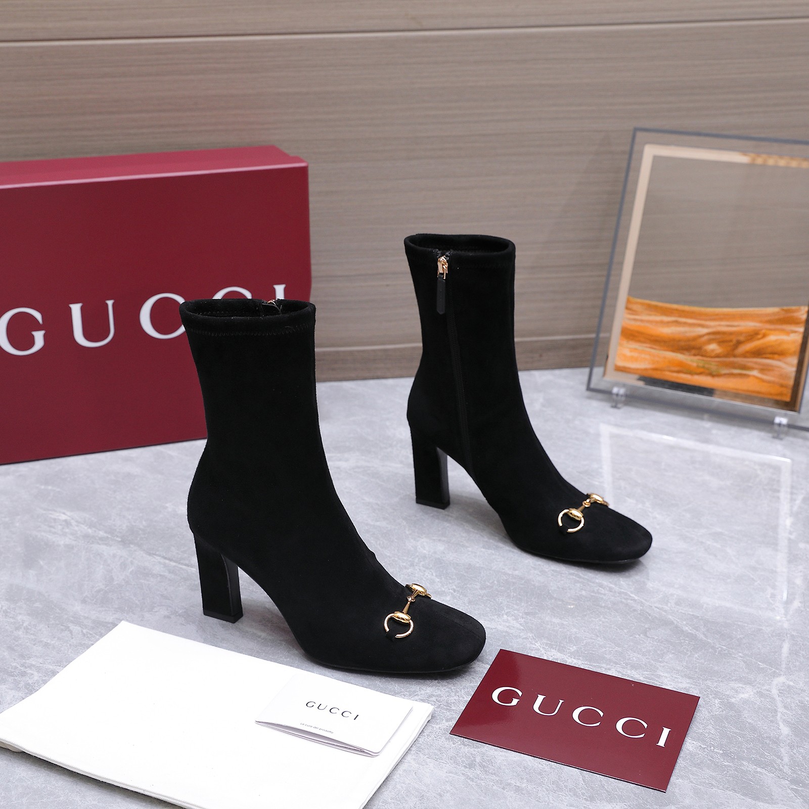 NO:903092,The highest version 2026 new Gucci latest mid-heeled short boots Majie chain buckle Top version, welcome to compare. Original 1:1 replica. Please look for our authenticity guarantee. Produced by Gucci's creative director, elegant sling-heeled pumps are launched. The ingenuity and recognizable brand element gold horsebit add dazzling embellishment to the center of the shoes. The round toe and mid-heel complement each other, creating a comfortable and fitting design. The upper is imported stretch sheepskin.  Lining/foot pads are made of full-grained high-grade lambskin. Soles are made of top-quality Italian leather. Heel height is 8.5CM. Matching sizes are 35-42 (41/40/42 are custom-made and cannot be returned or exchanged). Packaging is original and complete in a red box. Price based on volume, boots, gucci, boots, sheepskin.19860909最高版本 2026新款古奇GUcci最新中跟短靴 马街链条扣  顶级版本、欢迎比对. 原版1:1复刻 注意请认准咱家正品保证 制作Gucci创作总监推出优雅露跟浅口鞋,匠心,颇具辨识感的品牌元素金色马衔扣为鞋履中央增添亮眼点缀.圆头和中跟相辅相成,造就舒适贴合的版型设计 鞋面进口弹力羊皮 内里/垫脚全粒纹高档小羊皮 鞋底意大利顶级真皮底 跟高8.5CM 配码35-42（41/40/42定做不退换） 包装原版全套红盒包装 跑量价,靴子,gucci,boots,sheepskin,Women's Shoes