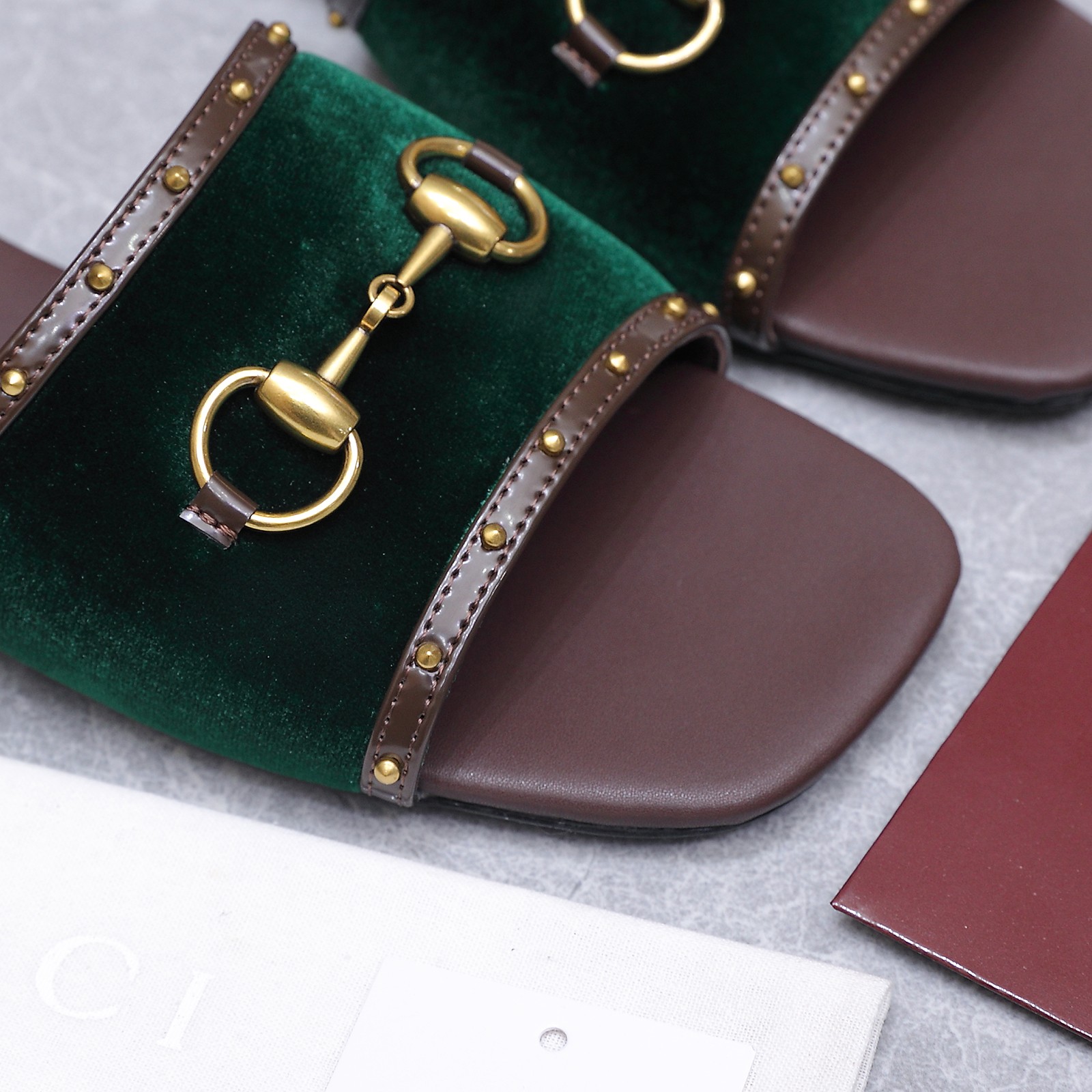 NO:903139,The top version of Gucci women's slippers with horsebit rivets. The material is the same as the Y version. It is quite textured and can be compared with ZG. This high-heeled sandal has now become a classic item of the brand. The chain diamond buckle, a collection element inspired by Mr. GuccioGucci's initials, injects brand connotation into this shoe. The brand uses different textures and colors to inject modern essence into the classic slippers. Paired with a chain studded with diamonds, it is simply too classic. The fabric is imported cow patent leather and the lining is imported sheepskin.  Heel height 8.5Cm /: Flat outsole Italian simulated leather outsole. Size 35-41 (41.42 customized) Full set of original packaging!  Price, split-toe shoes, gucci, sandals, slippers, sheepskin, Leather soles19860909顶级版本 Gucci饰马衔扣铆钉女士拖鞋 材质和Y版一致 相当有质感 可以对比ZG无差距 这款高跟凉鞋现已成为品牌经典单品,灵感源自GuccioGucci先生姓名首字母缩写的典藏元素链条钻扣为这款鞋履注入品牌内涵.·品牌运用不同织纹和配色在经典拖鞋中注入现代精髓.搭配上链条镶钻饰简直太经典了. 面料进口牛漆皮 内里进口羊皮里 跟高8.5Cm /:平底 大底意大利仿真皮大底. 码数35-41（41.42定做） 全套原版包装！ 价格,分趾鞋,gucci,sandals,slippers,sheepskin,Leather soles,Women's Shoes