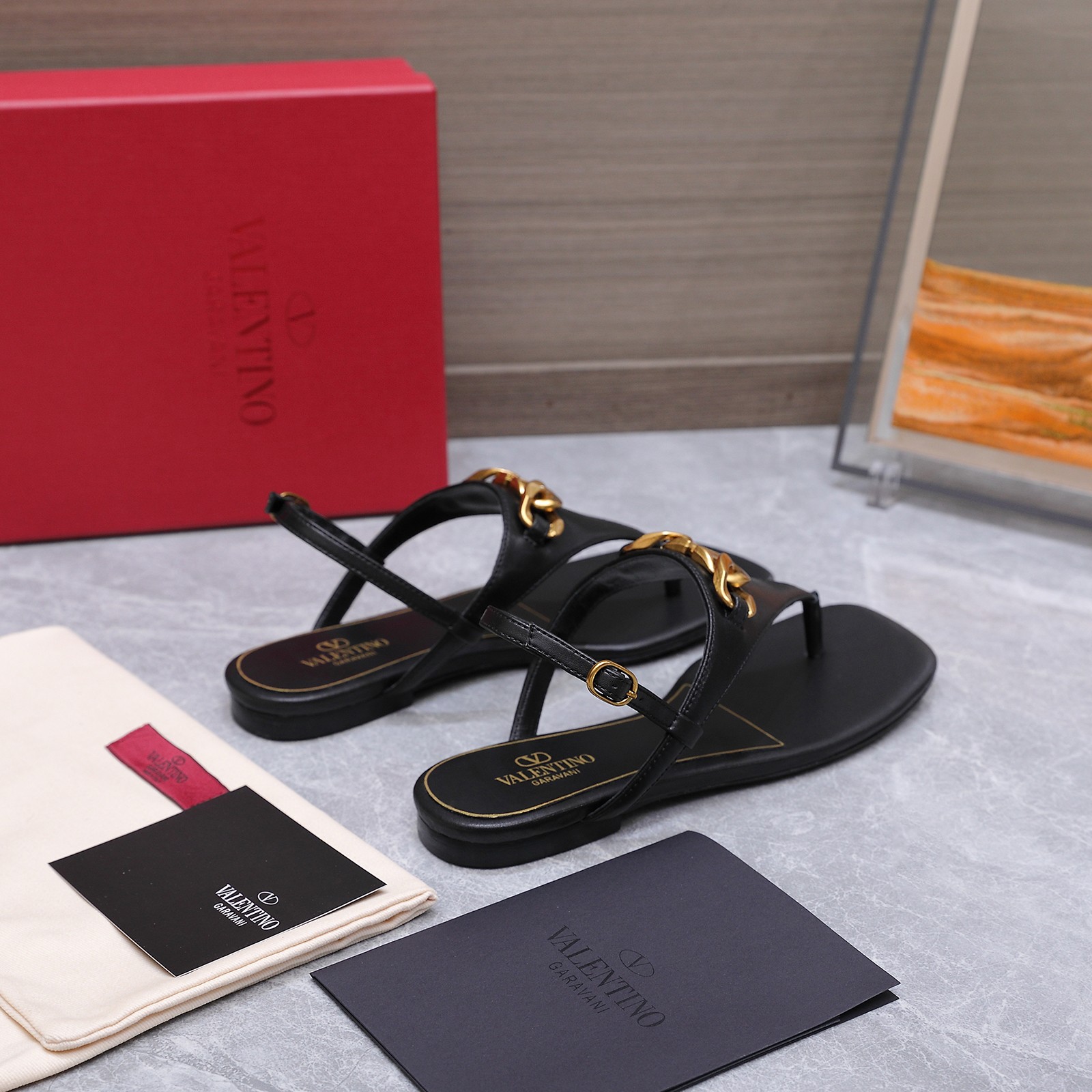 NO:903132,The highest version of Valentino Paris Fashion Week 2026 spring and summer show 2026 new Valentino flat flip-flops sandals and slippers Valentino Valentino is a fashion brand originated from Italy. It combines Italian craftsmanship and modern beauty to interpret a new fashion charm. It continues the ultra-high heel design and is favored by well-known overseas bloggers. Tens of millions of fan bloggers love it and it sells well at home and abroad. It is out of stock in China. The top version comes in beautiful colors.  Comes with family-style classic hardware, highly recognizable. Imported grain sheepskin lining, original custom-made leather outsole, complete original packaging, code number 35-42 '41.42 order', split-toe shoes, valentino, valentino, sandals, slippers, sheepskin, Leather soles19860909最高版本 Valentino 巴黎时装周 2026春夏秀场款 2026新款华伦天奴平底夹脚凉鞋 拖鞋 Valentino华伦天奴源于意大利的时装品牌, ,融合意大利手工艺和现代美感,演绎全新时尚魅力 延续超高跟设计,深得海外知名博主青睐 千万粉丝博主倾情演绎,畅销海内外 国内已经断货,顶级版本 配色,每个颜色都是绝美 自带家族式经典五金,辨识度极高 . 内里进口粒面羊皮 鞋底原版定制真皮大底 包装全套原版包装 码数35-42「41.42订」,分趾鞋,valentino,valentino,sandals,slippers,sheepskin,Leather soles,Women's Shoes