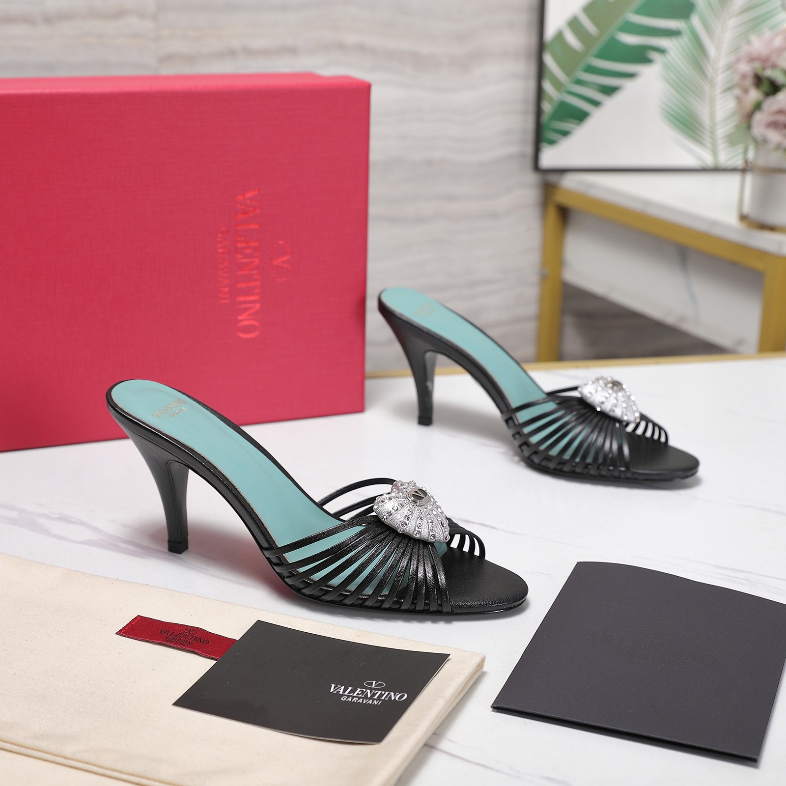 NO:903963,The top version of Valentino 26ss early spring new love straps, high heels, sandals, beautiful texture, very easy to match, can be worn in any season, continues the ultra-high heel design, won the favor of well-known overseas bloggers, millions of fan bloggers love interpretation, best-selling at home and abroad, has been sold out in China, candy color matching, every color is beautiful, the upper is made of original imported sheepskin, the lining is sheepskin, the heel height is 8cm, the sole is original custom-made Italian leather outsole  Size 35-39 (40.41.42 customized, non-refundable) Price slippers Sandals 255, high heels slippers, valentino, valentino, sandals, high heels, slippers, sheepskin, Leather soles19860909顶级版本 Valentino 华伦天奴 26ss早春新款 爱心带子 高跟 凉鞋 绝美的质感 非常好搭配,任何季节可穿 延续超高跟设计,深得海外知名博主青睐 千万粉丝博主倾情演绎,畅销海内外 国内已经断货,糖果色配色,每个颜色都是绝美 鞋面采用原版进口羊皮 内里垫脚羊皮 跟高8cm 鞋底原版定制意大利真皮大底 码数35-39（40.41.42定做不退换） 价格拖鞋 凉鞋255,高跟鞋拖鞋,valentino,valentino,sandals,high heels,slippers,sheepskin,Leather soles,Women's Shoes