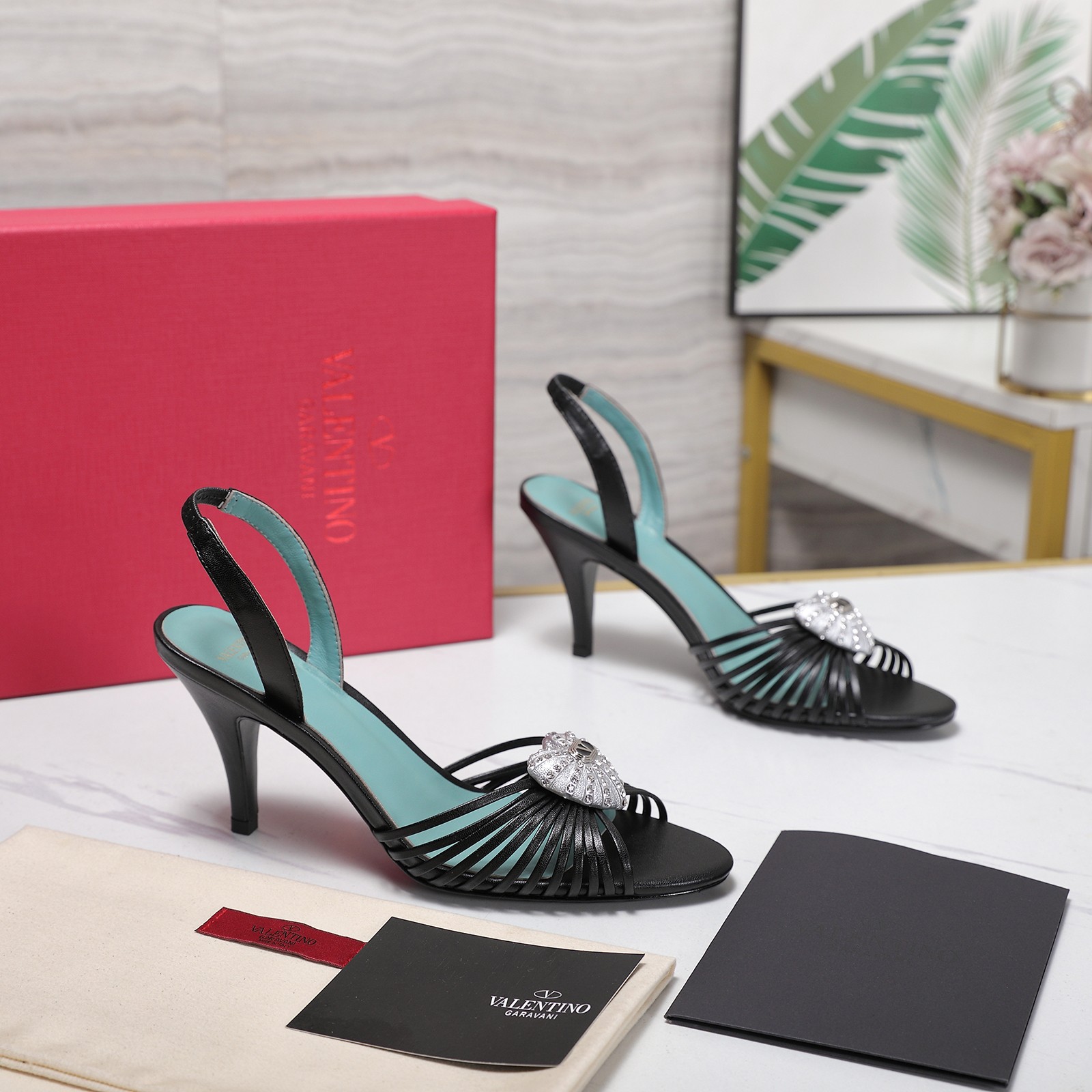 NO:903952,The top version of Valentino 26ss early spring new love straps, high heels, sandals, beautiful texture, very easy to match, can be worn in any season, continues the ultra-high heel design, won the favor of well-known overseas bloggers, millions of fan bloggers love interpretation, best-selling at home and abroad, has been sold out in China, candy color matching, every color is beautiful, the upper is made of original imported sheepskin, the lining is sheepskin, the heel height is 8cm, the sole is original custom-made Italian leather outsole  Size 35-39 (40.41.42 customized, non-refundable) Price slippers Sandals 255, high-heeled sandals, valentino, valentino, sandals, high heels, slippers, sheepskin, Leather soles19860909顶级版本 Valentino 华伦天奴 26ss早春新款 爱心带子 高跟 凉鞋 绝美的质感 非常好搭配,任何季节可穿 延续超高跟设计,深得海外知名博主青睐 千万粉丝博主倾情演绎,畅销海内外 国内已经断货,糖果色配色,每个颜色都是绝美 鞋面采用原版进口羊皮 内里垫脚羊皮 跟高8cm 鞋底原版定制意大利真皮大底 码数35-39（40.41.42定做不退换） 价格拖鞋 凉鞋255,高跟鞋凉鞋,valentino,valentino,sandals,high heels,slippers,sheepskin,Leather soles,Women's Shoes