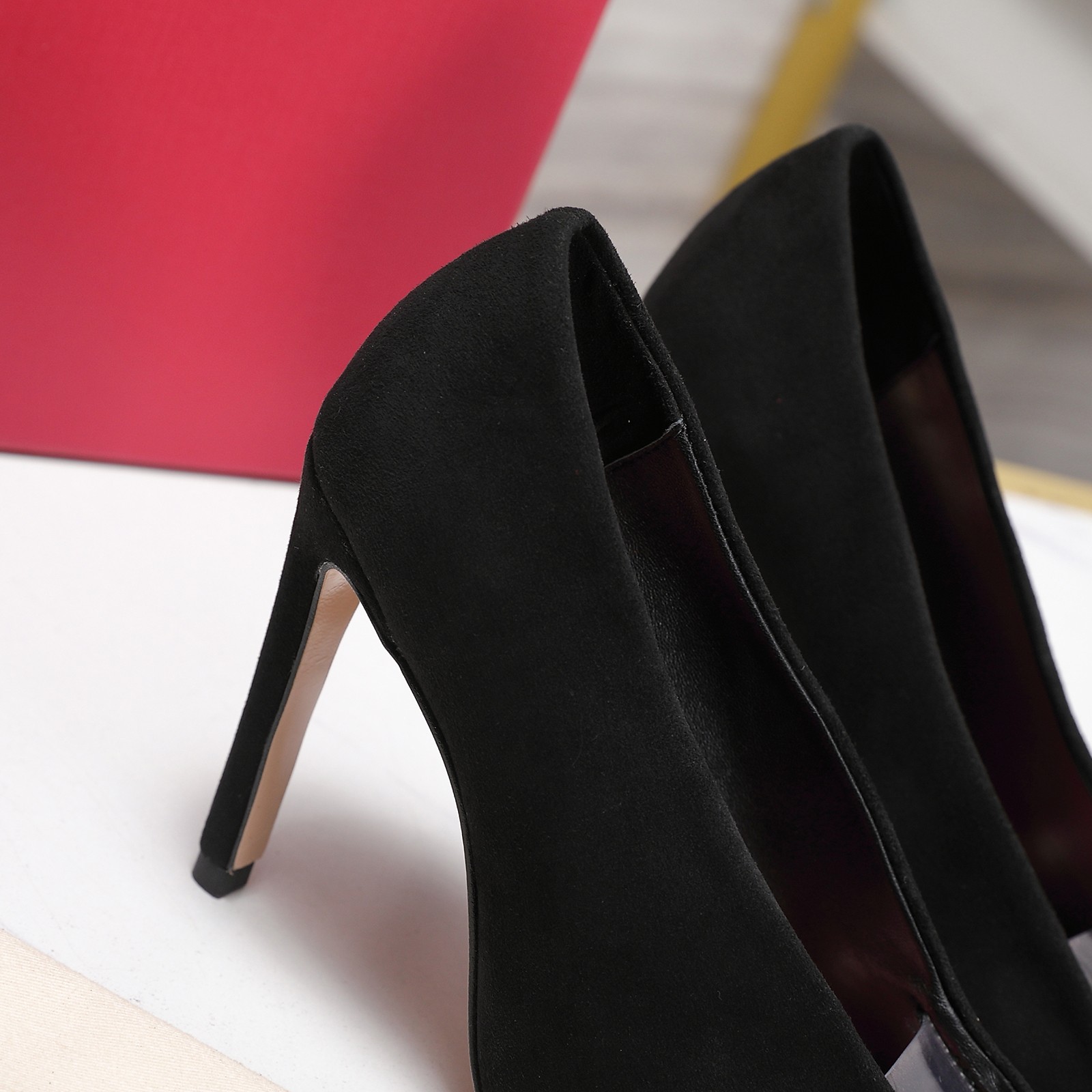 NO:903946,Valentino Valentino 26 2026 spring and summer new product V buckle Original imported suede upper Original imported sheepskin lining Outsole Italian leather outsole Heel height 10.5cm Size 35-39 (40.41.42. Customized, non-refundable), high-heeled shoes, valentino, valentino, high heels, sheepskin, chamois leather, Leather soles19860909Valentino 华伦天奴 26 2026春夏新品V扣 鞋面原版进口麂皮 内里原版进口羊皮里 大底意大利真皮大底 跟高 10.5cm 码数35-39（40.41.42.定做不退换）,高跟鞋单鞋,valentino,valentino,high heels,sheepskin,chamois leather,Leather soles,Women's Shoes