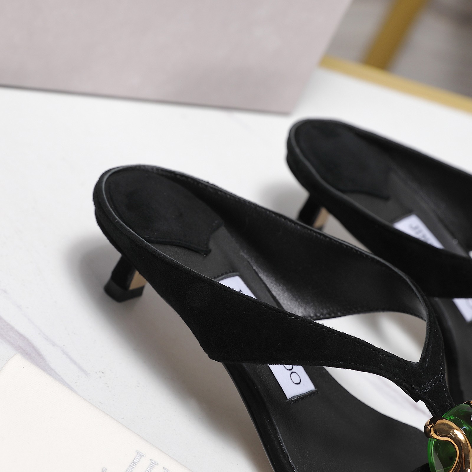NO:903951,Top quality Jimmy Cho*26ss new summer gem buckle clip toe sandals. Gem buckle flip flops with a noble atmosphere. The soft square toe shoe shape is matched with exquisite gem buckles on the toe. It has an elegant and retro sense of nobility. It can be easily adapted to daily wear with suit pants or straight jeans. It can be worn with a dress or skirt to create a gentle lady style, and it can also be used in commuting wear to create a refined and neat feeling. The upper is made of sheep suede.  Sheepskin lining, heel height 3.5CM, outsole, Italian genuine leather outsole, size 35-42 (customized sizes 40, 41, 42 are not returnable), split-toe shoes, jimmy choo, skirts, jeans, business suit, sheepskin, Leather soles19860909顶级品质 Jimmy Cho*26ss夏季新款宝石扣夹脚指凉拖 自带贵气氛围感的宝石扣人字拖,柔润的方头鞋型搭配鞋头精致的宝石扣饰,自带优雅复古的贵气感,不挑风格也不挑搭配. 日常穿西装裤或直筒牛仔裤都能轻松适配,搭配连衣裙或半裙更能穿出温柔名媛风,也能驾驭通勤装打造精致利落的穿搭感. 鞋面羊反绒 内里羊皮 跟高3.5CM 大底意大利真皮大底 size35-42码（40、41、42码定制不退换）,分趾鞋,jimmy choo,skirts,jeans,business suit,sheepskin,Leather soles,Women's Shoes