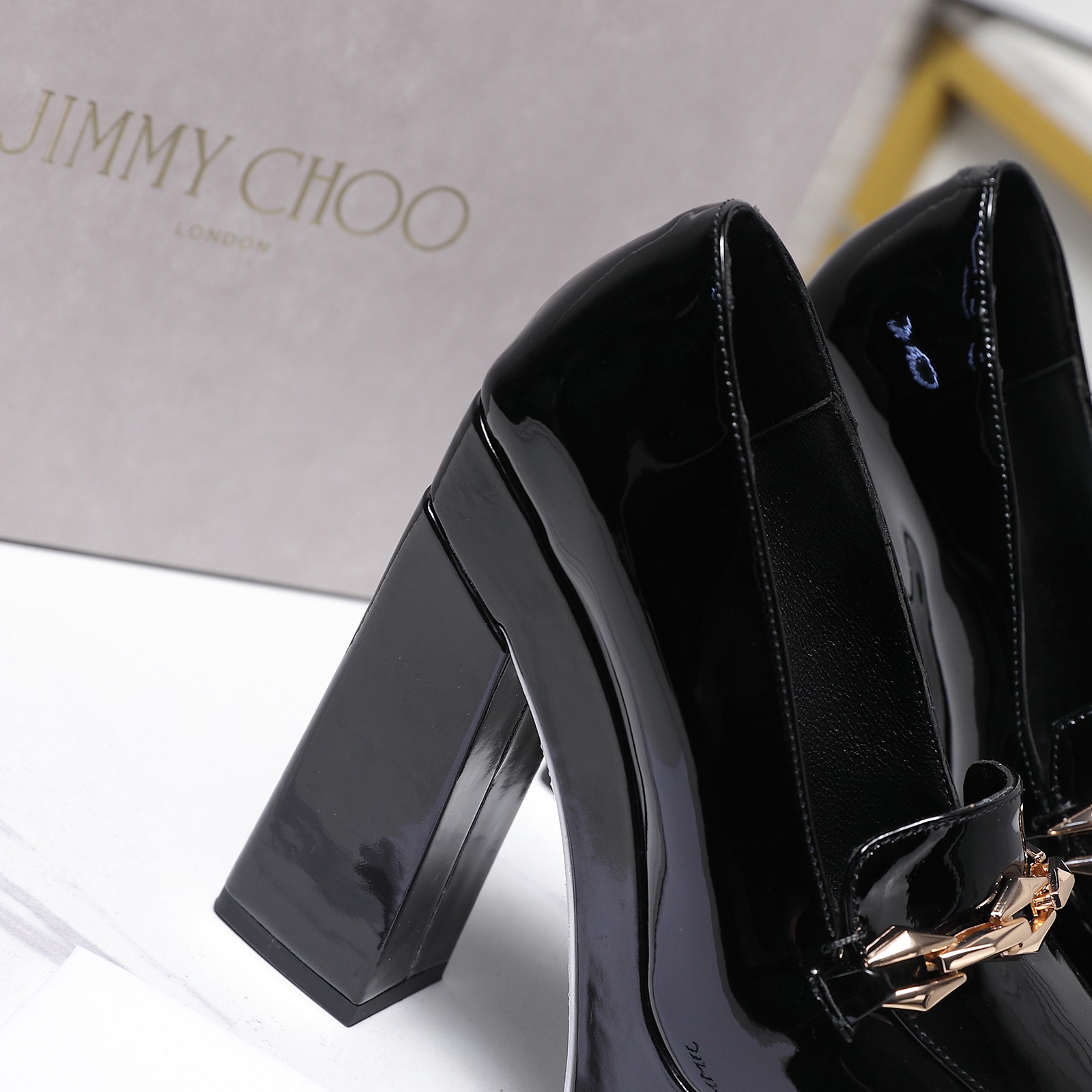 NO:903945,Jimmy Choo/Jimmy Choo JC classic thick-heeled water platform shoes. The original model of the one-piece water platform recalls the Millennium craze. It freezes the exquisite edge and collides with the new generation aesthetics with the brand's iconic luxury style. The theme of 'Ultimate Charm' of the Milan show is embodied as the scenery under one's feet. The unique water platform design outlines the perfect outline and is suitable for the breathable texture of spring and summer. The brand chain buckle flows with the fine light with every step, replicating the dazzling aura of the fashion icons of the 00s.  The square-toed, diamond-shaped head shape shows its unique charm. It not only continues the retro charm, but also injects a sense of modern neatness. It coincides with the brand's 'fun and exquisite' fusion aesthetic. Whether it is worn with a skirt for an appointment or for daily commuting, it can interpret the calmness and fun of JC women with confident steps, making every step a wonderful dialogue between retro and modern. The fabric is made of original cow patent leather, and the lining of the toes is all lambskin. The original leather outsole has a heel height of 11.5CM/water platform 4CM.  size35-39 (customized 34/40/41), high heels, jimmy choo, jimmy choo, high heels, skirts, sheepskin, Leather soles19860909Jimmy Choo/吉米周JC经典粗跟水台单鞋 一体成形水台原版开模 回溯千禧热潮 定格精致锋芒 以品牌标志性奢华格调碰撞新世代审美 将米兰秀场的'极致魅力'主题具象为足下风景 . 独特水台设计勾勒完美轮廓 适配春夏的透气质感中 品牌链条扣随步履流转细碎光芒 复刻00年代时尚偶像的耀眼气场. 方头菱形头型尽显独特魅力 既延续复古韵味,又注入现代利落感 与品牌的'玩趣与精致'融合美学不谋而合. 无论是搭配裙装赴约,还是通勤日常 都能以自信步履诠释JC女性的从容意趣 让每一步都成为复古与摩登的精彩对话 面料采用原版牛漆皮 内里踮脚均为小羊皮 原版真皮大底 跟高11.5CM/水台4CM size35-39（34/40/41定制）,高跟鞋单鞋,jimmy choo,jimmy choo,high heels,skirts,sheepskin,Leather soles,Women's Shoes