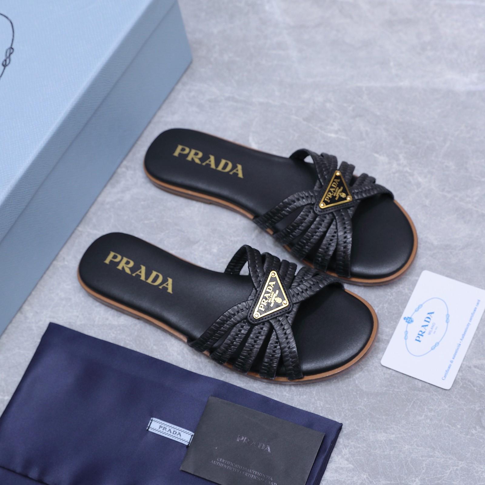 NO:906175,Prada 26ss new spring and summer Prada woven slippers. Modern lines and original architectural volumes define these complex charms. The iconic geometric shape of the Prada triangle inspires the heel design, highlighting the taper and soft curves with a unique modern touch. Original woven upper, lining, cowhide leather outsole, Italian leather outsole Size #35-41 (40 41  Customized (non-returnable), slippers, prada, prada, slippers, cowhide, Leather soles19860909Prada 26ss 新款春夏 普拉达编制拖鞋 现代风格的线条和原始的建筑体量定义了这些具有复杂魅力 Prada三角形的标志性几何形状为鞋跟设计带来灵感,以独特的现代触感,突显锥形和柔美曲线. 鞋面原版编织鞋面 内里 牛皮 大底意大利真皮大底 Size#35-41（40 41 订做不退换）,拖鞋,prada,prada,slippers,cowhide,Leather soles,Women's Shoes