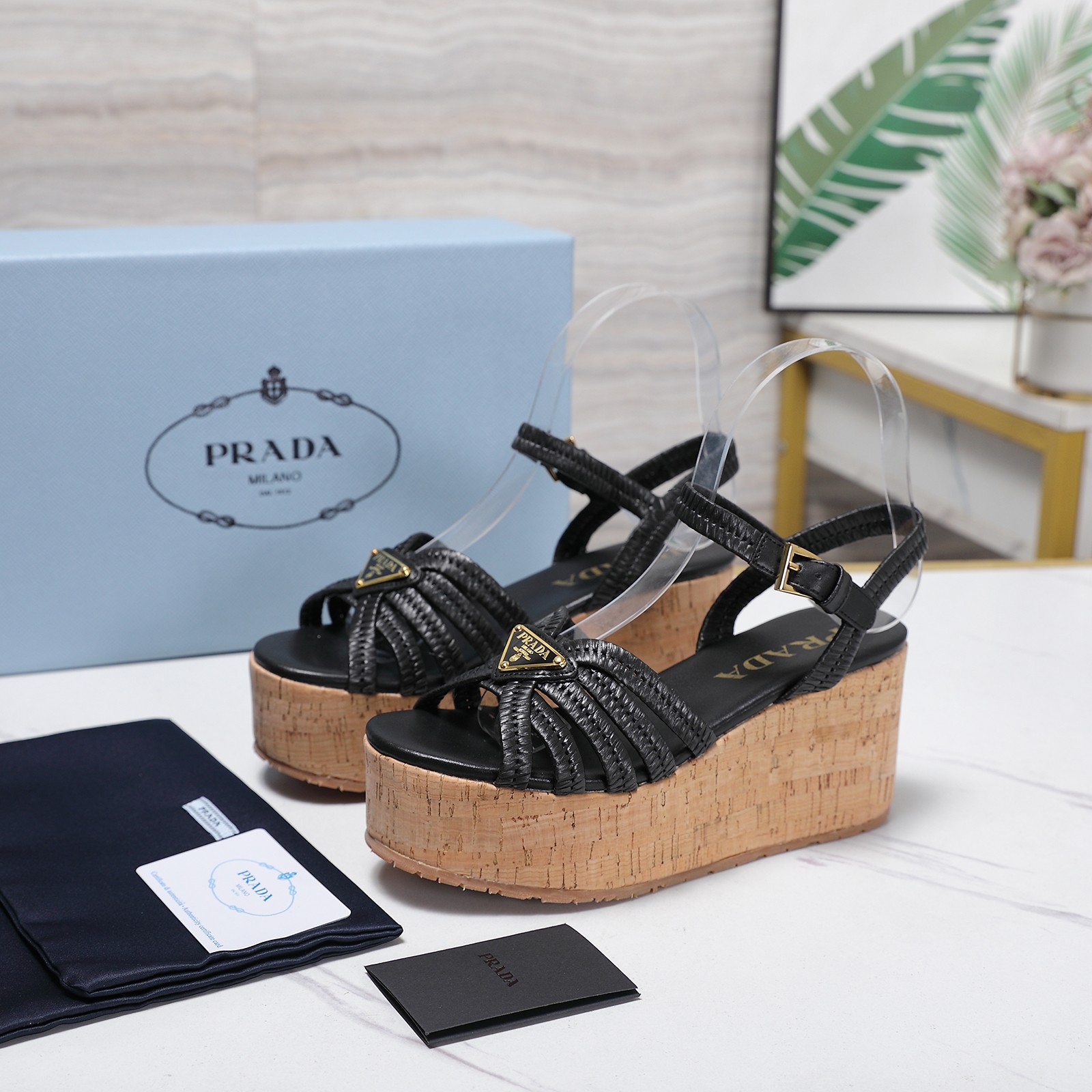 NO:906168,Prada 26ss new spring and summer Prada woven slippers. Modern lines and original architectural volumes define these complex charms. The iconic geometric shape of the Prada triangle inspires the heel design, highlighting the taper and soft curves with a unique modern touch. Original woven upper upper Lining cowhide Heel height 7CM Outsole Original diamond rubber sole Size#35-41 (40 41  Customized (no return or exchange), high heels and sandals, prada, prada, sandals, high heels, slippers, cowhide19860909Prada 26ss 新款春夏 普拉达编制拖鞋 现代风格的线条和原始的建筑体量定义了这些具有复杂魅力 Prada三角形的标志性几何形状为鞋跟设计带来灵感,以独特的现代触感,突显锥形和柔美曲线. 鞋面原版编织鞋面 内里 牛皮 跟高7CM 大底原版菱形橡胶底 Size#35-41（40 41 订做不退换）,高跟鞋凉鞋,prada,prada,sandals,high heels,slippers,cowhide,Women's Shoes
