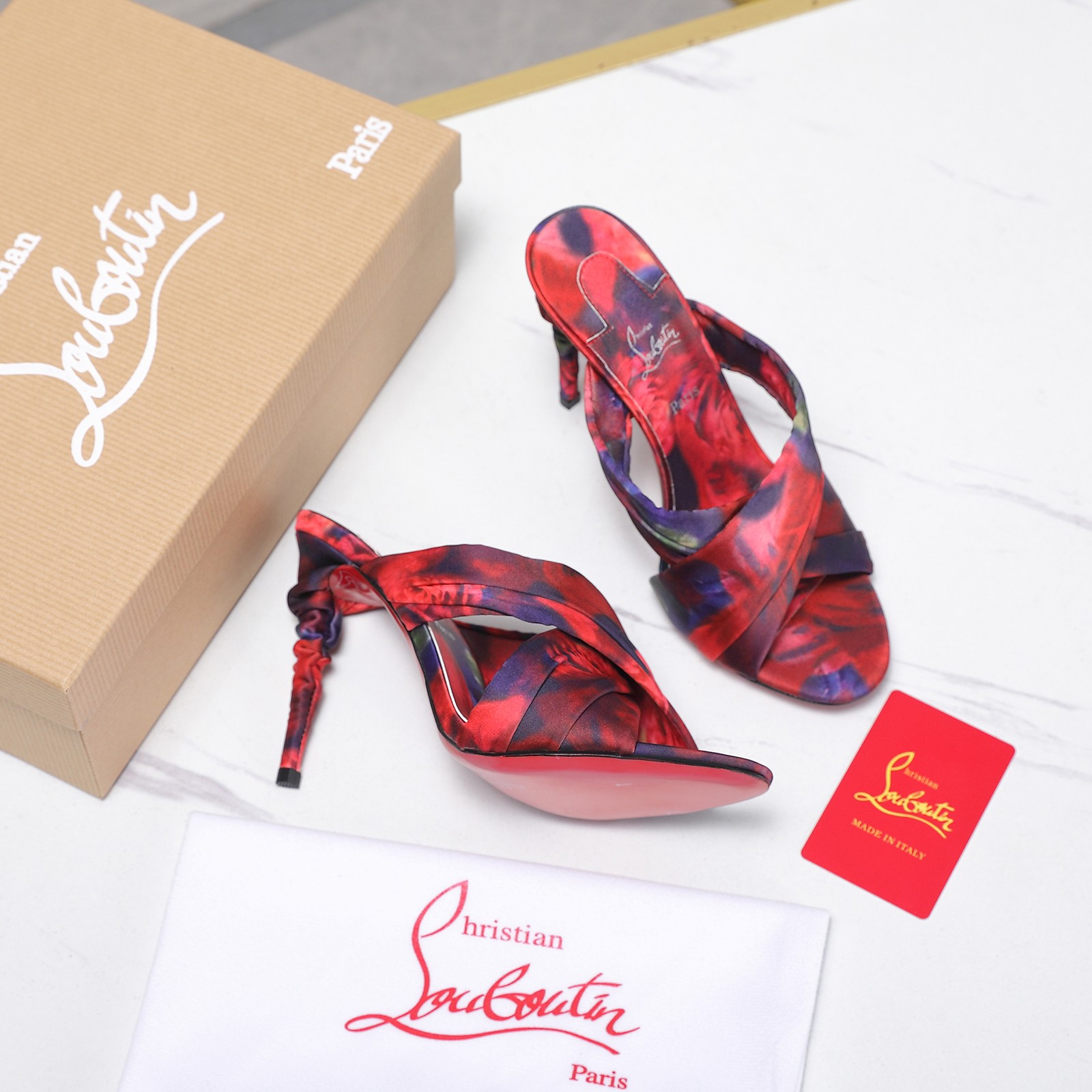 NO:928956,ChristinLouboutin/CL26WF new product Colorful silk cross-strap high-heeled slippers Colorful silk with pearl luster Cross-strap wraps around the slender ankle Lazy high-heeled shoes come with a noble filter Classic red soles for a confident step Open-toe design unlocks summer refreshing Slip on and take off super worry-free and convenient Italian craftsmanship to create the ultimate sense of luxury Easily hold on for daily street dates No effort required to make a sophisticated appearance They are the summer love of girls with red-soled shoes  Easily master French lazy aesthetics!  The fabric is made of original custom-made silk. The lining is made of sheepskin. The genuine leather outsole imported from Italy is size 35-39 (customized 40/41). The heel height is 10 cm, high heels, christian louboutin, high heels, slippers, sheepskin, real silk, Leather soles.19860909ChristinLouboutin/CL26WF新品 彩色真丝交叉带高跟拖鞋 彩色真丝泛着珍珠光泽 交叉带缠绕纤细足踝 慵懒高跟自带贵气滤镜 经典红底踩出自信步调 露趾设计解锁夏日清爽 一脚蹬穿脱超省心便捷 意大利匠心制造极致高级感 日常出街约会轻松hold住 不用费力也能精致出圈 是红底鞋女孩的夏日挚爱 轻松拿捏法式慵懒美学！ 面料采用原版定制真丝 内里踮脚均为羊皮 意大利进口真皮大底 size35-39（40/41定制） 跟高10厘米,高跟鞋,christian louboutin,high heels,slippers,sheepskin,real silk,Leather soles,Women's Shoes