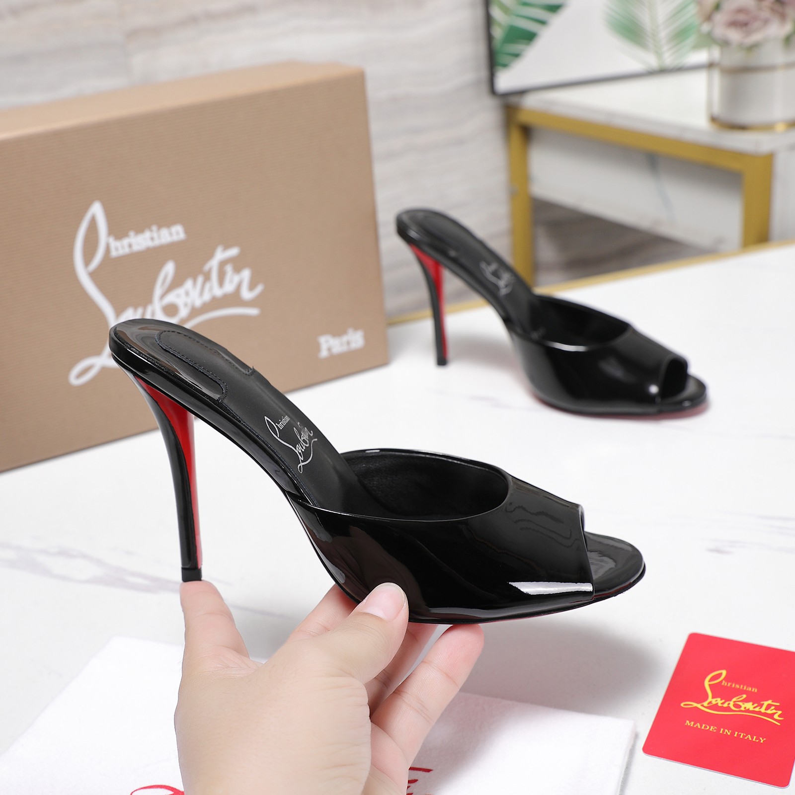 NO:928974,ChristianLouboutin CL red-soled shoes, fish-mouth slippers‖ Globally limited edition!  Blessings from Las Vegas are inspired by the colorful neon of Las Vegas. Hand-made, exquisite craftsmanship and collectible works. Absolutely eye-catching. Exclusive one-to-one mold embossing. Oil edge craftsmanship. Very exquisite. So beautiful. So beautiful. Casual flat slippers. I can’t resist them. Sexy goddess. Release invincible femininity. Gorgeous red bottom. Just like the red carpet the queen walks on when she ascends to the top. She is full of aura every minute. Whether in love or in the workplace. One red to the end. Extraordinarily fascinating and full of femininity!  Suitable for all kinds of gatherings. Unbeatable classic. Fully original one-to-one mold customization. Fabric imported cow patent leather. Lining imported soft sheep leather lining. Outsole original leather sole. Heel height 10cm. Size 35-39 (40/41/42/43 customized, non-refundable). Standard size. Packaging with cloth bag, card. Price, high heels, Christian Louboutin, high heels, slippers, sheepskin.19860909ChristianLouboutin路铂廷 CL红底鞋 鱼嘴拖鞋‖ 全球限量！来自拉斯维加斯的祝福灵感来自拉斯维加斯的炫彩霓虹 手工制作,精致工艺收藏级作品 绝对吸睛的存在 独家开模一比一压花 油边工艺 非常精致 太美了太美了太美了 休闲平底一字拖鞋 根本抵抗不了 性感女神 释放无敌女人味 艳丽红底 就像女王登顶时踩着的红毯 分分钟气场全开 不论情场还是职场 一红到底 格外的引人入胜 女人味十足！适合各种聚会 不败的经典 全原版一比一开模定制 面料进口牛漆皮 内里进口柔软绵羊皮内里垫脚 大底原版一致真皮底 跟高10cm Size 35-39（40/41/42/43定做不退换）标准码 包装配布袋、卡片 价格,高跟鞋,christian louboutin,high heels,slippers,sheepskin,Women's Shoes