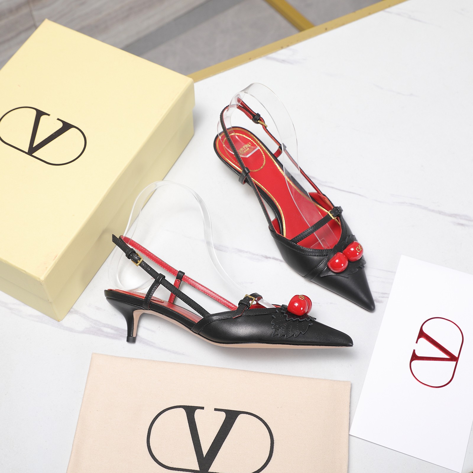 NO:928984,Valentino launches a series of all-bronze V-buckle cherry sandals, pointed-toe V-buckle sandals. The upper foot is very pedicure-like. The key point is that it is very good and easy to control. It does not grind or tire your feet. It is a walking artifact!  Metal VLOGO diamond buckle elements, full of high-end sense!  It suddenly became sweet. The avant-garde VLOGO SIGNATURE shoe series interprets VALENTINO GARAVANI's candid attitude. Valentino Garavani V logo back hollow sandals, decorated with VLogo Signature, bronze gold tone VLogo Signature decoration! Imported cowhide on the upper, imported sheepskin on the lining, Italian genuine leather outsole, heel height 4.5cm  Size 35-39 (custom size 40-41-42-43), high heels, valentino, valentino, sandals, high heels, cowhide, sheepskin, Leather soles19860909Valentino 华伦天奴推出全古铜V扣樱桃凉鞋系列, 尖头V扣凉鞋. 上脚非常修脚型 重点是很好非常好驾驭 不磨脚不累脚 行走神器！ 金属VLOGO钻扣元素,满满的高级感！瞬间甜蜜起来了. 前卫的VLOGO SIGNATURE 鞋履系列,诠释VALENTINO GARAVANI率真态度.Valentino Garavani V标志后空凉鞋,配以VLogo Signature装饰,古铜金色调 VLogo Signature装饰! 鞋面进口牛皮 内里进口羊皮 大底意大利真皮大底 跟高4.5cm 码数35-39（40-41-42-43订做码数）,高跟鞋,valentino,valentino,sandals,high heels,cowhide,sheepskin,Leather soles,Women's Shoes