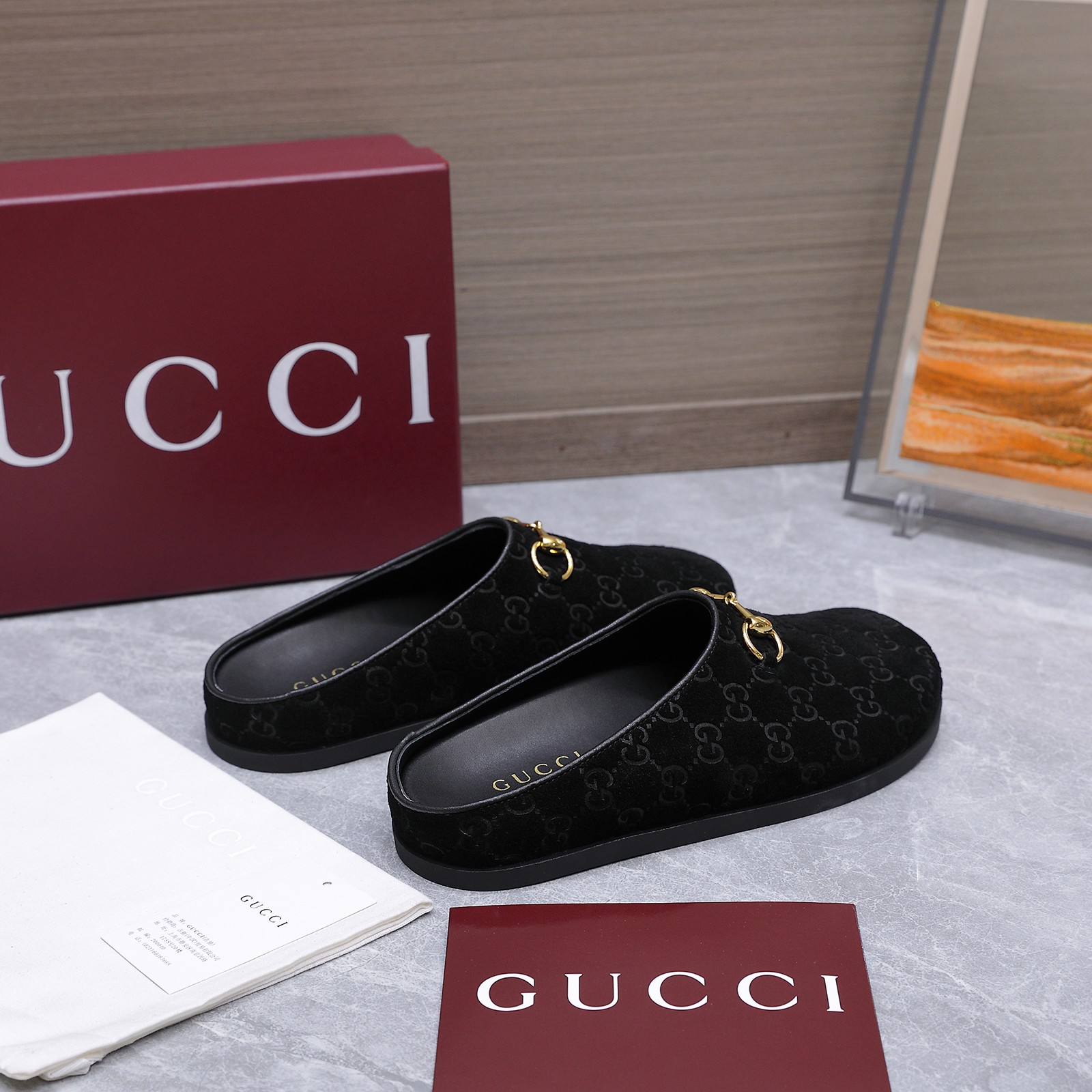 NO:925774,Top version 2026 new thick-soled GuCci mules, half-mules, mini GG embossed toe-toe slippers, Birkenstock half-mules official website, synchronized with the original version, all material details of the highest version are consistent with YB, year-round production. Fabric imported G G embossed suede deerskin/cloth pattern, water-dyed silk sheepskin lining inside, size.  35-41 women 4041 customized (non-returnable) outsole.  Original molded GG letter rubber sole + 2cm water platform. Full set of original Ancora red packaging. Price. The new series focuses on the basic gallery shape and classic details. This slip-on shoe is crafted from the brand's uniquely identifiable G G suede material. The classic interlocking large G element and mini GG add to the brand identity. Half drag, gucci, slippers, sheepskin19860909顶级版本 2026新品厚底GuCci穆勒鞋 半拖 迷你GG压纹包头拖鞋勃肯半拖官网同步,原版一比一复制,最高版本所有材质细节均与YB一致 常年做货. 面料进口G G压花绒面鹿皮/布纹 内里水染丝绸羊皮里 尺码 ．35-41女4041定制不退换） 大底．原版模具GG字母橡胶底+ 2厘米水台 包装全套安可拉红色原版包装 价格 全新系列聚焦基础廊形与经典细节.这款便鞋选用品牌独具辨识度的G G绒面材质匠心制作,经典互扣式大G元素与迷你GG更添品牌标识内涵,半拖,gucci,slippers,sheepskin,Women's Shoes