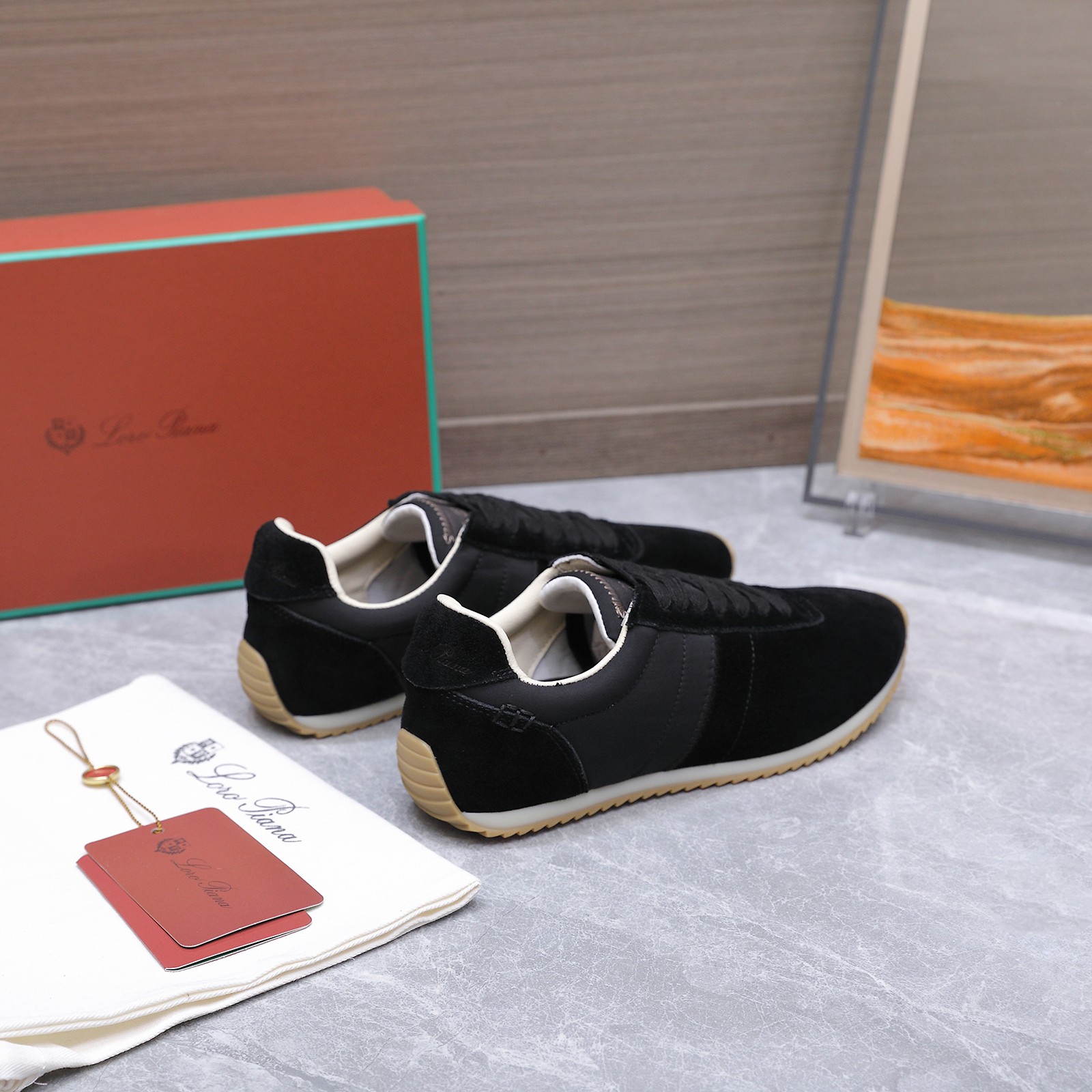 NO:925765,.Loro Pian* classic popular lp moral training shoes, the top version of casual shoes. It turns out that these are the casual shoes that are said to be able to walk 20,000 steps without getting tired. This pair has both the appearance and the feel of the feet. You will be completely overwhelmed as soon as you put it on. The minimalist design is eye-catching and eye-catching. It is a bonus when you wear it. The soft foot feel is outstanding and does not rub your feet. It is very nice with soft and waxy soles, which can be worn for daily use for a long time without getting tired.  Who can resist a pair of versatile and beautiful loafers?  Don't be too elegant at all. The feel and texture of the feet are all right. The key is to make the legs look longer and not tire the feet. The main thing is that it is just right!  Material: imported frosted leather lining, outsole, original sole: women's size 35-41, men's size 39-46 (women's 41, men's 46, custom-made, non-returnable) (men's model plus 10) Extremely cost-effective, no bargaining..., casual shoes/sports shoes, loro piana, loro piana, loafers, sneakers, cowhide19860909.Loro Pian*经典爆款lp德训鞋顶级版本休闲原来这就是传说走两万步都不会累脚的休闲鞋这双把颜值和脚感都拿捏住了,上脚一走就会被彻底沦陷～极简的设计吸睛耐看,穿搭加分项呀 软乎乎的脚感质感出众,不会磨脚就很nice搭配软软糯糯的鞋底,日常通行久穿不累哦 谁能拒绝得了一双百搭又好看的乐福鞋呢？简直不要太气质,脚感和质感都拿捏,关键是显腿长不累脚,主打的就是一个刚刚好！ 材质进口磨砂 内里牛皮 大底原版鞋底 :女码35-41 男码39-46（女41、男46定做不退换）（男款加10） 极致性价比,不议价..,休闲鞋/运动鞋,loro piana,loro piana,loafers,sneakers,cowhide,Women's Shoes
