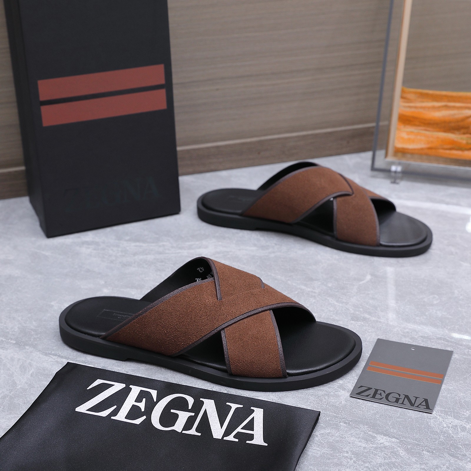 NO:926187,[ZEGNA] Size 39-44 (45 customized) 2026 ZEGNA Zegna's latest men's casual cross slippers and sandals. This shoe is made of imported calfskin and crocodile skin pattern, front cross design, open-toe almond toe, molded footbed and footbed are also integrated with calfskin secondary wrapping. The insole is decorated with the Zegna logo. It is a slip-on style. It is also equipped to be worn during outdoor activities and is easy to put on and take off. It is very convenient for the feet.  Exquisite packaging at the delivery counter. The fabric is original and customized. Imported first-layer cowhide. The foot pads are original and customized with soft sheepskin lining. The sole is original molded anti-slip foam material, slippers, zegna, sandals, slippers, cowhide, sheepskin, crocodile skin.19860909【ZEGNA杰尼亚】 码数39-44(45 定做） 2026 ZEGNA杰尼亚 最新 男士休闲 交叉 拖鞋 凉鞋 这款鞋采用进口小牛皮和鳄鱼皮纹,正面交叉设计,露趾杏仁鞋头,模压鞋床、鞋床也是用小牛皮二次包合一体,鞋垫饰看杰尼亚标志,穿套式鞋款,同时配备能够在户外活动时捉供,穿脱方便.上脚非常经便 配送专柜精美包装 面料原版定制进口头层牛皮 垫脚原版定制柔软羊皮里 鞋底原版开模防滑发泡材质,拖鞋,zegna,sandals,slippers,cowhide,sheepskin,crocodile skin,Women's Shoes