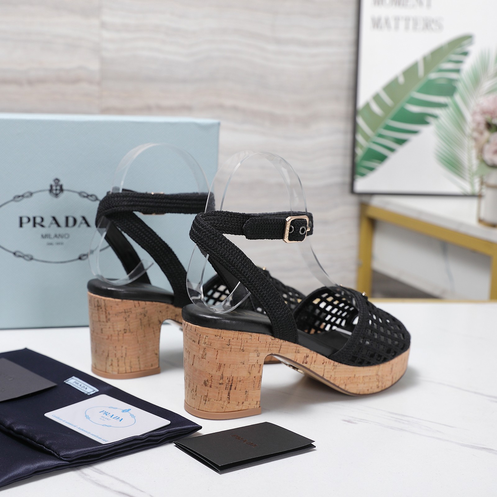 NO:926193,Prada/Prada 26WF new retro retro triangular plate hollow woven thick heel sandals. The retro triangle logo is fully recognizable. The weaving texture is delicate and superior. The thick heel is stable and not tiring. The Italian retro style atmosphere is sufficient. The upper foot makes the leg line slender and smooth. The breathable shoe body is not stuffy for the feet for a long time. It is suitable for commuting and dating. It is easy to control skirts and trousers. It can directly add a smart aura when paired with a suit. The details can withstand repeated inspections, low-key, noble and not ostentatious.  The coat is super stylish in autumn and winter. It is a must-have for the fashionable shoe cabinet. It has a high-end feel. It is easy to pick up high-end outfits. Prada girls can choose the right one with their eyes closed. You will never be surprised when you buy it. Both appearance and strength are on the line. It is soft and fit on the feet without rubbing. It can be worn in all seasons. The light luxury texture makes the style full of style. It is a treasure that looks good on whoever wears it. Just close your eyes and you are done!  The fabric is made of original customized leather. The lining is made of sheepskin. The heel height is 7cm. The genuine leather outsole imported from Italy is size 35-42 (customized 40/41/42), high heels and sandals, prada, prada, sandals, high heels, skirts, business suit, sheepskin, Leather soles.19860909Prada/普拉达26WF新品复古 三角板镂空编织粗跟凉鞋 复古三角标辨识度拉满 编织质感细腻上乘 粗跟稳当显高不累脚 意式复古腔调氛围感足 上脚衬得腿线修长流畅 透气鞋身久穿不闷脚 通勤约会都适配 裙装裤装轻松驾驭 搭西装干练气场直接拉满 细节经得住反复打量 低调显贵不张扬 秋冬配大衣超有格调 时髦精鞋柜必备款 高级感扑面而来 轻松拿捏高阶穿搭 普拉达女孩闭眼入就对 入手绝不踩雷 颜值与实力双在线 上脚柔软贴合不磨脚 四季穿搭都能适配 轻奢质感拉满格调 谁穿谁好看的宝藏款 闭眼冲就完事了！ 面料采用原版定制皮料 内里踮脚均为羊皮 跟高7cm 意大利进口真皮大底 size35-42（40/41/42定制）,高跟鞋凉鞋,prada,prada,sandals,high heels,skirts,business suit,sheepskin,Leather soles,Women's Shoes