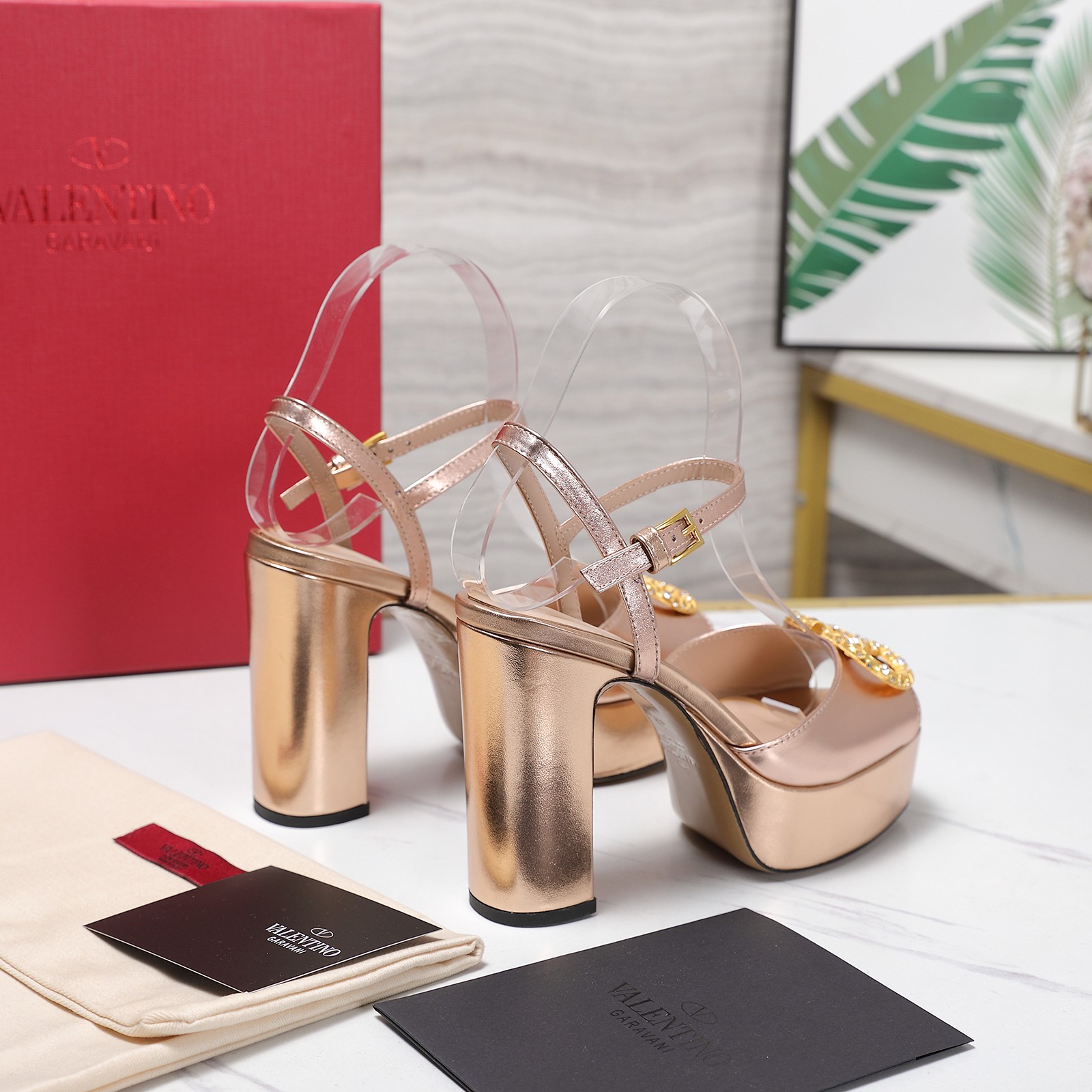 NO:926148,Top purchasing version Valentino/Valentino new model!  2026SS latest diamond buckle metal logo high heel platform sandals!  Purchase the original version and get a 1:1 top-quality replica!  Exquisite last design, perfect side arc!  Selected grade A leather outsole imported from Italy, giving you a genuine foot feel!  The first choice for high-end customers to purchase [Material] Original imported cloth pattern on the upper Original imported sheepskin lining Original molded imported genuine leather outsole [Water height] Front 3cm Back 11CM [Number of yards] 35-43 yards (41 42 43 customized) [Packaging] Configured with original packaging, high heels and slippers, valentino, valentino, sandals, high heels, slippers, sheepskin, Leather soles19860909顶级代购版本 Valentino/华伦天奴新秀款！ 2026SS最新钻扣金属logo 高跟水台凉鞋！原版购入1:1顶级复刻！精致的楦型设计,侧身弧线完美！ 精选意大利进口A级真皮大底,带给您正品级的脚感！供高端客户代购首选【材质】 鞋面原版进口布纹 内里原版进口羊皮 大底原版开模进口真皮大底【水台高】 前 3cm 后 11CM【码数】35-43码（41 42 43定做）【包装】配置原版包装,高跟鞋拖鞋,valentino,valentino,sandals,high heels,slippers,sheepskin,Leather soles,Women's Shoes