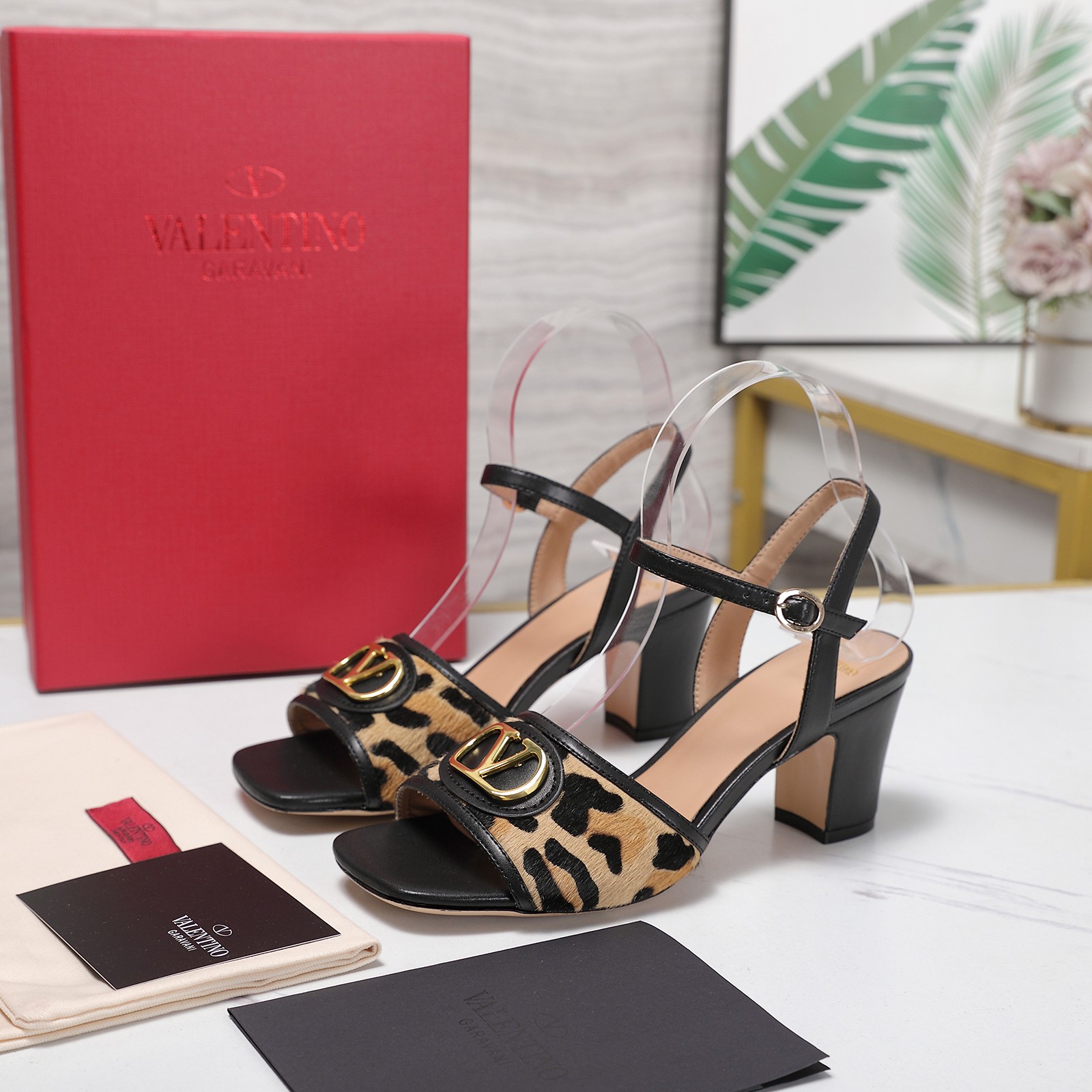 NO:926158,The highest version of Valentino Paris Fashion Week 2026 spring and summer show 2026 new Valentino mid-heeled sandals and slippers Valentino Valentino is a fashion brand originated from Italy. It combines Italian craftsmanship and modern beauty to interpret a new fashion charm. It continues the ultra-high heel design and is favored by well-known overseas bloggers. Millions of fan bloggers love it and it is sold well at home and abroad. It is out of stock in China. The top version has matching colors. Every color is beautiful.  Comes with family-style classic hardware, highly recognisable. Original platform heel with high opening. Lined with horse hair/cow leather. Sole original customized genuine leather outsole. Heel height 6.5cm. Packaging complete with original packaging. Size 35-42 'Order 41.42', high heels and slippers, valentino, valentino, sandals, high heels, slippers, cowhide, Leather soles19860909最高版本 Valentino 巴黎时装周 2026春夏秀场款 2026新款华伦天奴中跟凉鞋 拖鞋 Valentino华伦天奴源于意大利的时装品牌, ,融合意大利手工艺和现代美感,演绎全新时尚魅力 延续超高跟设计,深得海外知名博主青睐 千万粉丝博主倾情演绎,畅销海内外 国内已经断货,顶级版本 配色,每个颜色都是绝美 自带家族式经典五金,辨识度极高 原版水台跟高开版,. 内里马毛/牛皮 鞋底原版定制真皮大底 跟高6.5cm 包装全套原版包装 码数35-42「41.42订」,高跟鞋拖鞋,valentino,valentino,sandals,high heels,slippers,cowhide,Leather soles,Women's Shoes