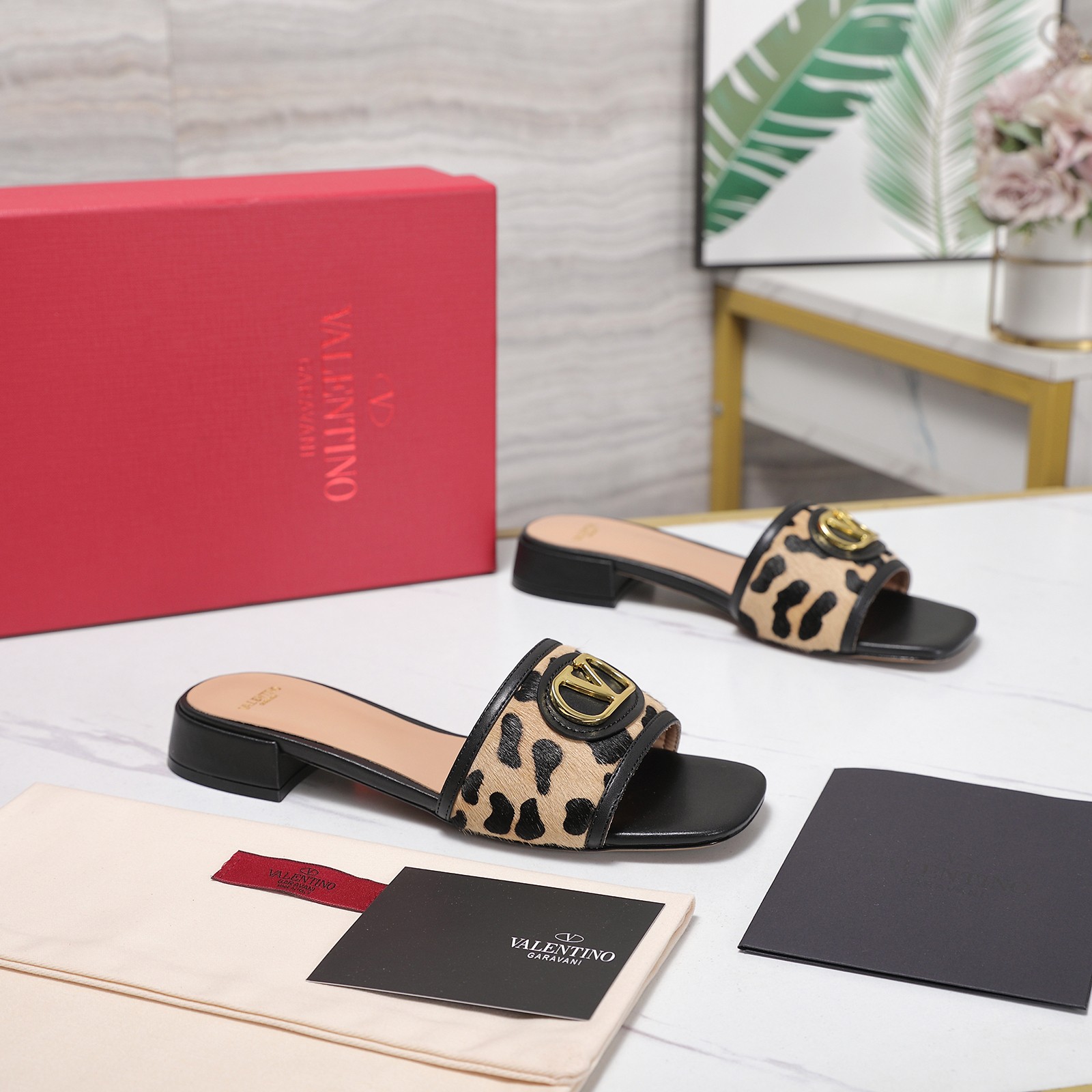 NO:926169,The highest version of Valentino Paris Fashion Week 2026 spring and summer show 2026 new Valentino mid-heeled sandals and slippers Valentino Valentino is a fashion brand originated from Italy. It combines Italian craftsmanship and modern beauty to interpret a new fashion charm. It continues the ultra-high heel design and is favored by well-known overseas bloggers. Tens of millions of fan bloggers love it and it sells well at home and abroad. It is out of stock in China. The top version has matching colors. Every color is beautiful.  Comes with family-style classic hardware, highly recognisable. Original water platform heel with high open version. Lined with horse hair/cow leather. Sole original customized genuine leather outsole. Heel height 1.5cm. Packaging complete with original packaging. Size 35-42 '41.42 order', high heels and slippers, valentino, valentino, sandals, high heels, slippers, cowhide, Leather soles19860909最高版本 Valentino 巴黎时装周 2026春夏秀场款 2026新款华伦天奴中跟凉鞋 拖鞋 Valentino华伦天奴源于意大利的时装品牌, ,融合意大利手工艺和现代美感,演绎全新时尚魅力 延续超高跟设计,深得海外知名博主青睐 千万粉丝博主倾情演绎,畅销海内外 国内已经断货,顶级版本 配色,每个颜色都是绝美 自带家族式经典五金,辨识度极高 原版水台跟高开版,. 内里马毛/牛皮 鞋底原版定制真皮大底 跟高1.5cm 包装全套原版包装 码数35-42「41.42订」,高跟鞋拖鞋,valentino,valentino,sandals,high heels,slippers,cowhide,Leather soles,Women's Shoes