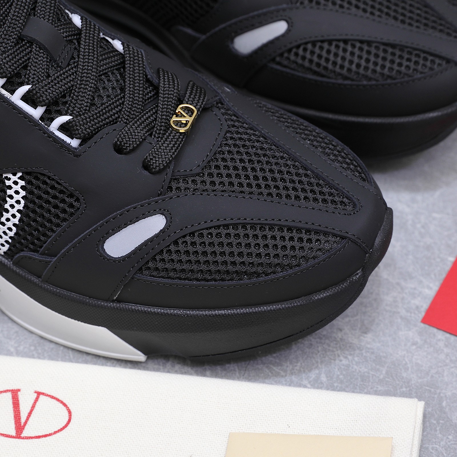 NO:926137,Wu Ruichen and Ren Hao star's same style Valentino Valentino's new Demivee sneakers, which combine sports and leisure with street aesthetics, and are both fashionable and comfortable. The shoe body is designed with mesh + leather splicing, and is paired with a VLOGO SIGNATURE print on the side. The shoelaces are equipped with removable golden V-mark buttons that echo the shoe logo, directly taking into account comfort and style, and the sense of elegance is hidden in the details. Outsole: Original 11 open mold, full of comfort  Packaging: Original beige full set of noble counter packaging Number of yards: Men 39-46 (46 is custom-made and cannot be returned or exchanged) Directly approved by the factory, casual shoes/sports shoes, valentino, valentino, sneakers19860909吴睿琛 任豪明星同款 华伦天奴Valentino 全新Demivee运动鞋,融合运动休闲与街头美学,兼具时尚与舒适. 鞋身网面+皮革拼接的设计,再搭配侧面VLOGO SIGNATURE印花,鞋带配有可拆卸金色工艺V标扣子和鞋身logo呼应,直接兼顾了舒适和造型感,贵气感藏在细节里. 大底:原版11开模舒适感满满 包装:原版米黄色全套高贵专柜包装 码数:男39-46（46订做不退换） 工厂直批,休闲鞋/运动鞋,valentino,valentino,sneakers,Women's Shoes