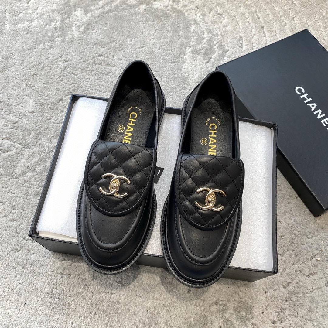 NO:164121,The CHANEL loafer series is launched and will be released simultaneously on the official website! INS...A variety of social platforms exploded! The new season is irresistible and inspiration. The appearance of the resort series is unchanged. It is irresistible to deal with various styles and colors. It is only gorgeous and dazzling when blooming in this season! 