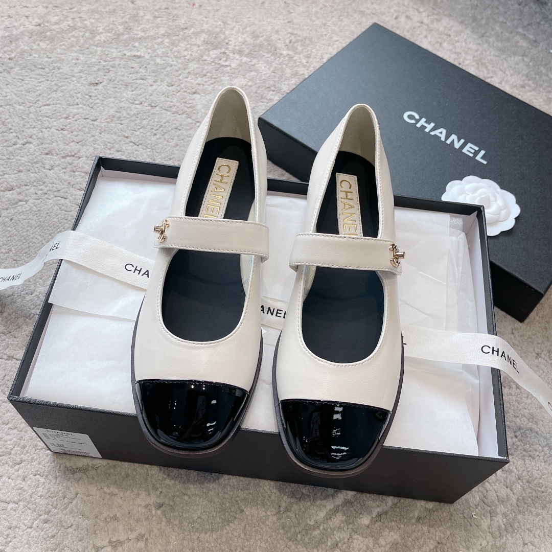 NO:260256,CHANEL｜Xiaoxiang's classic diamond-grained patent leather Mary Jane loves it at first sight. It's not an exaggeration~ This is probably Xiaoxiang's charm. She always understands girls. Although it looks very cold, it has a unique feeling with black stockings. I have already started to arrange it before the counter is on~ I know you will like it. It looks good to wear the foot. The round and pointed last is not picky about the shape of the foot. It looks slim when wearing wide and fat feet. And the lambskin is spliced ​​with patent leather. It has a visual impact. The inner is made of sheepskin material. It is huge and soft and comfortable~ Italian A-grade dyed leather large soles. Heel height 3cm Size35-39 (customized on 40/41), Mary Jane, chanel, mary jane, sheepskin, Leather soles19860909CHANEL｜小香经典菱格玛丽珍漆皮玛丽珍 对它一见钟情 不夸张哦～ 这大概就是小香的魅力 总是很懂女生 虽然看上去很冷但配上黑丝袜特有感觉 专柜还没上我就已经着手安排啦～ 知道你们一定会喜欢 上脚也确实好看 圆尖的楦头对脚型完全不挑 宽胖脚穿也显瘦 而且小羊皮拼接漆皮 视觉上很有冲击感 内里是羊皮材质 巨柔软巨舒服哦～ 意大利A级透染真皮大底 跟高3cm Size35-39（40/41定制）,玛丽珍,chanel,mary jane,sheepskin,Leather soles,Women's Shoes