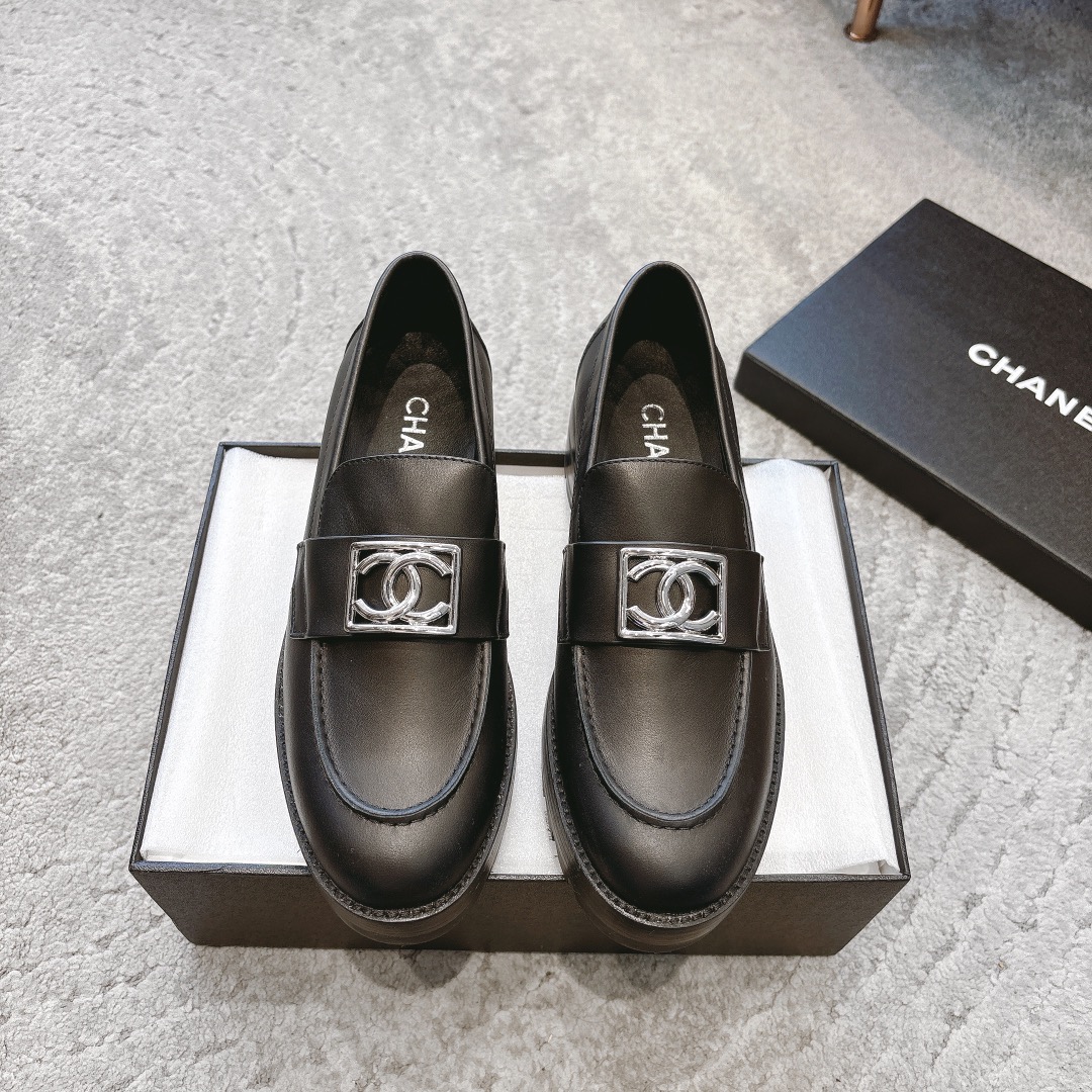 NO:164113,The CHANEL 23b loafer series is popular this season. This is a small hit in Xiangjia!  I really love it at first sight, the classic color combination is perfect!  It is really unique and is the biggest highlight of this shoe. It is eye-catching but not exaggerated. It is super cool everyday. It is super versatile no matter whether it is paired with pants, sweatshirts or skirts. It looks good no matter how you wear it. The more you look at it, the more you like it! 1 Original custom-made beaded cowhide cowhide 2 Inner mixed sheepskin 3 Hardware original mold opening hardware 4 large sole original mold opening combination sole 5 sizes: 35-40 6 heel height: 4cm, loafers, chanel, chanel, loafers, hoodie, sweatshirts, skirts, cowhide, sheepskin19860909批 CHANEL 23b乐福鞋系列火爆上 这一季香家小爆款！真的一眼爱了,经典拼色完美搭配！ 真的超级有个性,是这款鞋子最大的亮点,醒目而不浮夸的设计,超日常超酷,无论搭配裤子卫衣或裙子都超级百搭,怎么穿都好看,越看越喜欢! 1鞋面原版定制开边珠牛皮 2内里混种羊皮 3五金原版开模五金 4大底原版开模组合大底 5码数:35-40 6跟高:4cm,乐福鞋,chanel,chanel,loafers,hoodie,sweatshirts,skirts,cowhide,sheepskin,Women's Shoes