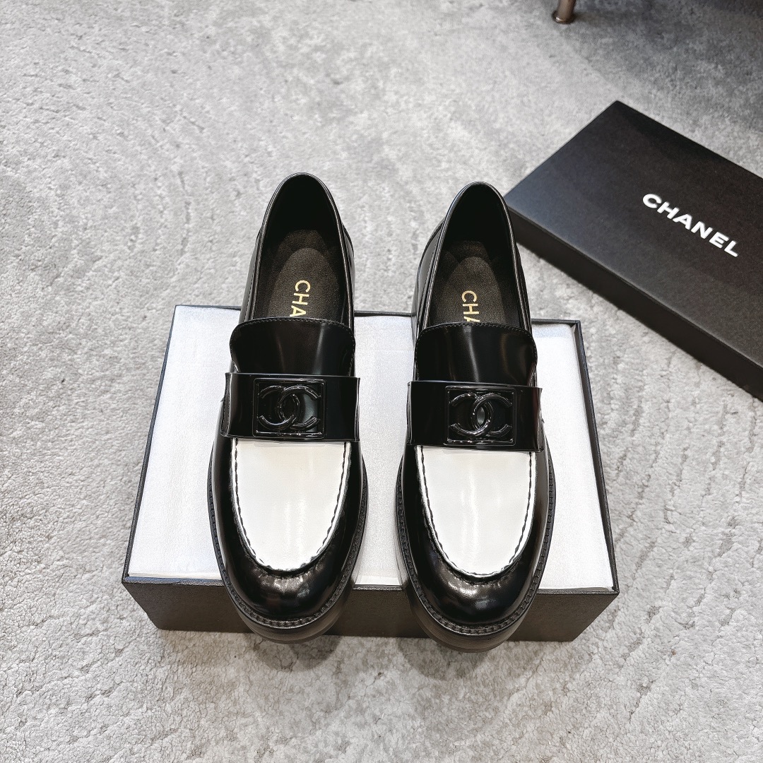NO:164115,The CHANEL 23b loafer series is popular this season. This is a small hit in Xiangjia!  I really love it at first sight, the classic color combination is perfect!  It is really unique and is the biggest highlight of this shoe. It is eye-catching but not exaggerated. It is super cool everyday. It is super versatile no matter whether it is paired with pants, sweatshirts or skirts. It looks good no matter how you wear it. The more you look at it, the more you like it! 1 Original custom-made beaded cowhide cowhide 2 Inner mixed sheepskin 3 Hardware original mold opening hardware 4 large sole original mold opening combination sole 5 sizes: 35-40 6 heel height: 4cm, loafers, chanel, chanel, loafers, hoodie, sweatshirts, skirts, cowhide, sheepskin19860909批 CHANEL 23b乐福鞋系列火爆上 这一季香家小爆款！真的一眼爱了,经典拼色完美搭配！ 真的超级有个性,是这款鞋子最大的亮点,醒目而不浮夸的设计,超日常超酷,无论搭配裤子卫衣或裙子都超级百搭,怎么穿都好看,越看越喜欢! 1鞋面原版定制开边珠牛皮 2内里混种羊皮 3五金原版开模五金 4大底原版开模组合大底 5码数:35-40 6跟高:4cm,乐福鞋,chanel,chanel,loafers,hoodie,sweatshirts,skirts,cowhide,sheepskin,Women's Shoes