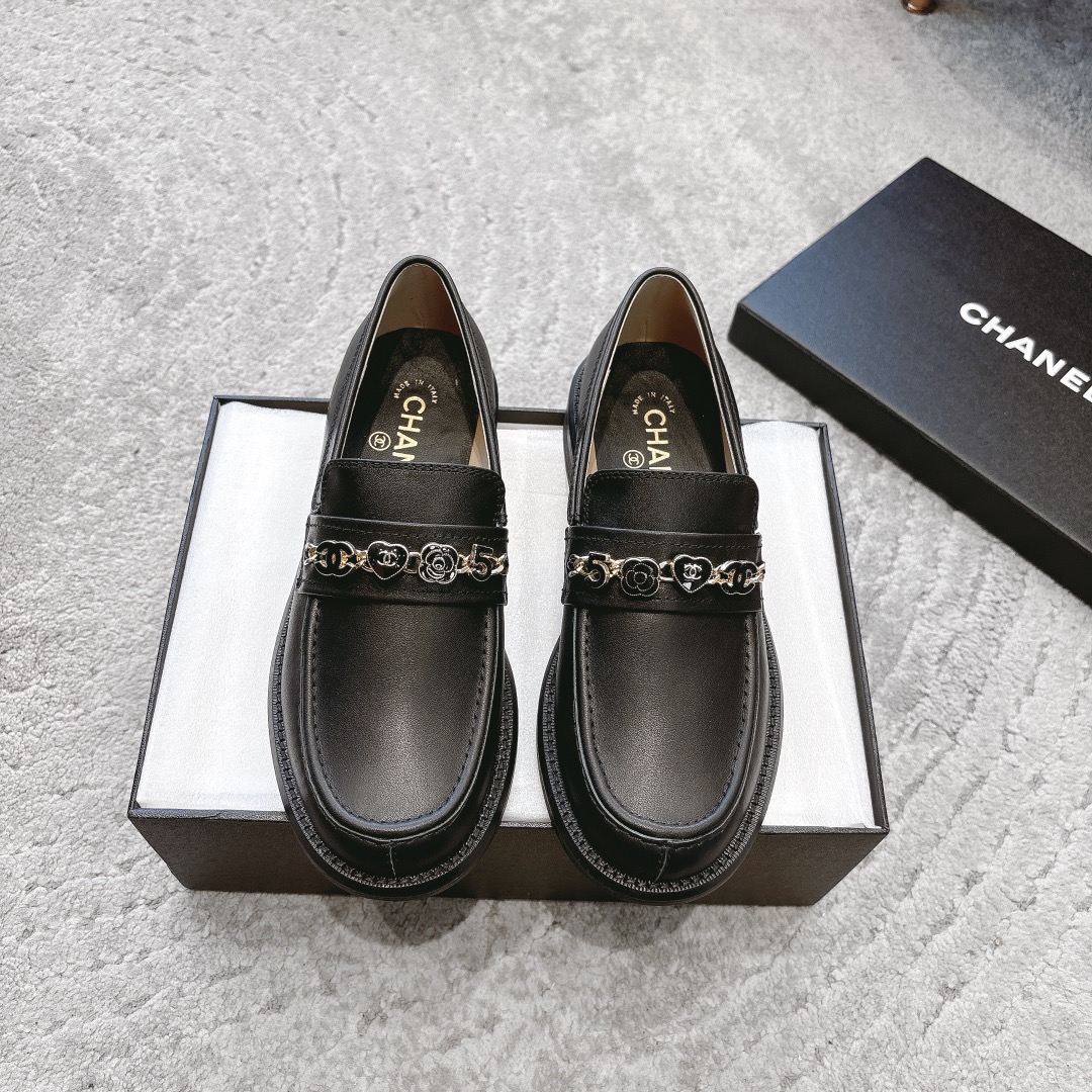 CHANEL 뮬 로퍼｜빈티지하고 고급스러운 로퍼｜더블 C 메탈 버클 + 오일 웩스 카프스킨