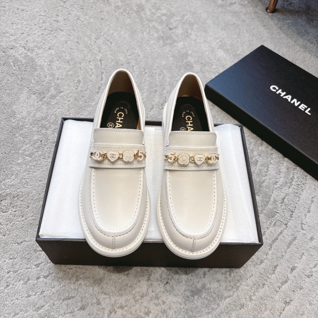 CHANEL 뮬 로퍼｜빈티지하고 고급스러운 로퍼｜더블 C 메탈 버클 + 오일 왁스 카프스킨