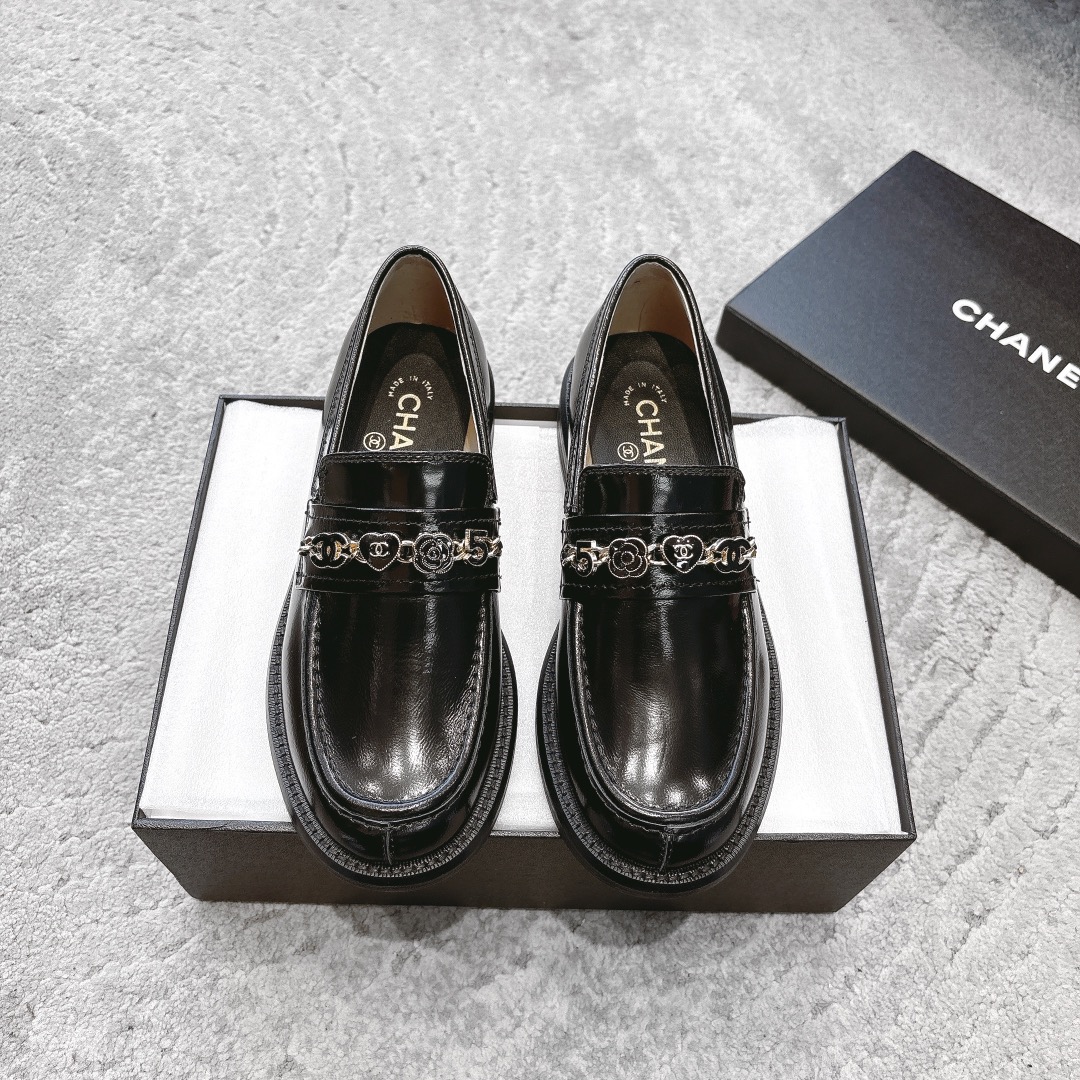 CHANEL 뮬 로퍼｜빈티지하고 고급스러운 로퍼｜더블 C 메탈 버클 + 오일 워싱 카프스킨