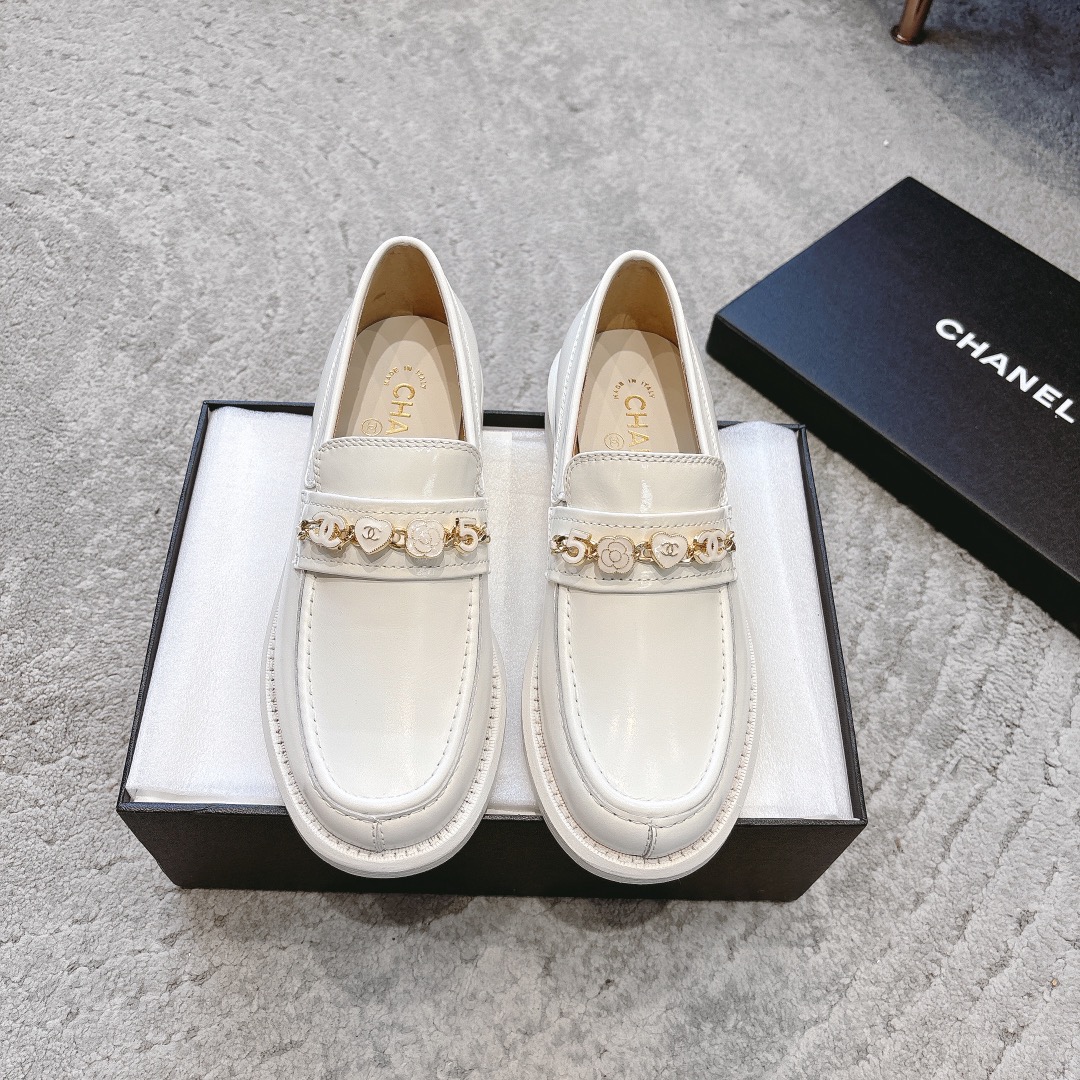 CHANEL 뮬 로퍼｜빈티지하고 고급스러운 로퍼｜더블 C 메탈 버클 + 오일 워싱 카프스킨