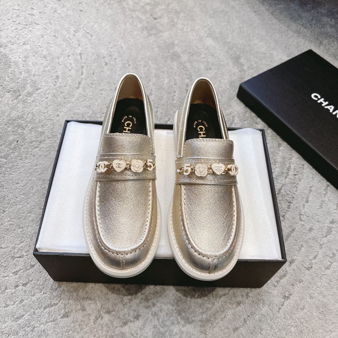 NO:164129,The Chanel 24b loafer series is synchronized on the official website. It is a must-have hot product, goddess series, with the elegant and famous temperament of Xiangjia, super durable, irresistible, heart-wrenching... The upper calf color combination is matched with the original mold opening hardware buckle, and it is hand-sewn. It is unique and advanced at will. Experience various styles. Must-have items!  !  Upper calf leather inner sheepskin heel height 2cm sole genuine leather outsole size 35-40, loafers, chanel, chanel, loafers, cowhide, sheepskin, Leather soles19860909批 Chanel 24b乐福鞋系列官网同步上 必备爆款,女神系列,拥有香家特色优雅名媛气质,超级耐看,让人无法抗拒,心动ing…… 鞋面小牛拼色搭配原版开模五金扣手工缝制 随意搭配都很独特高级 体验各种不同的风格.必备单品 ！！ 鞋面小牛皮 内里羊皮 跟高2cm 鞋底真皮大底 码数35-40,乐福鞋,chanel,chanel,loafers,cowhide,sheepskin,Leather soles,Women's Shoes