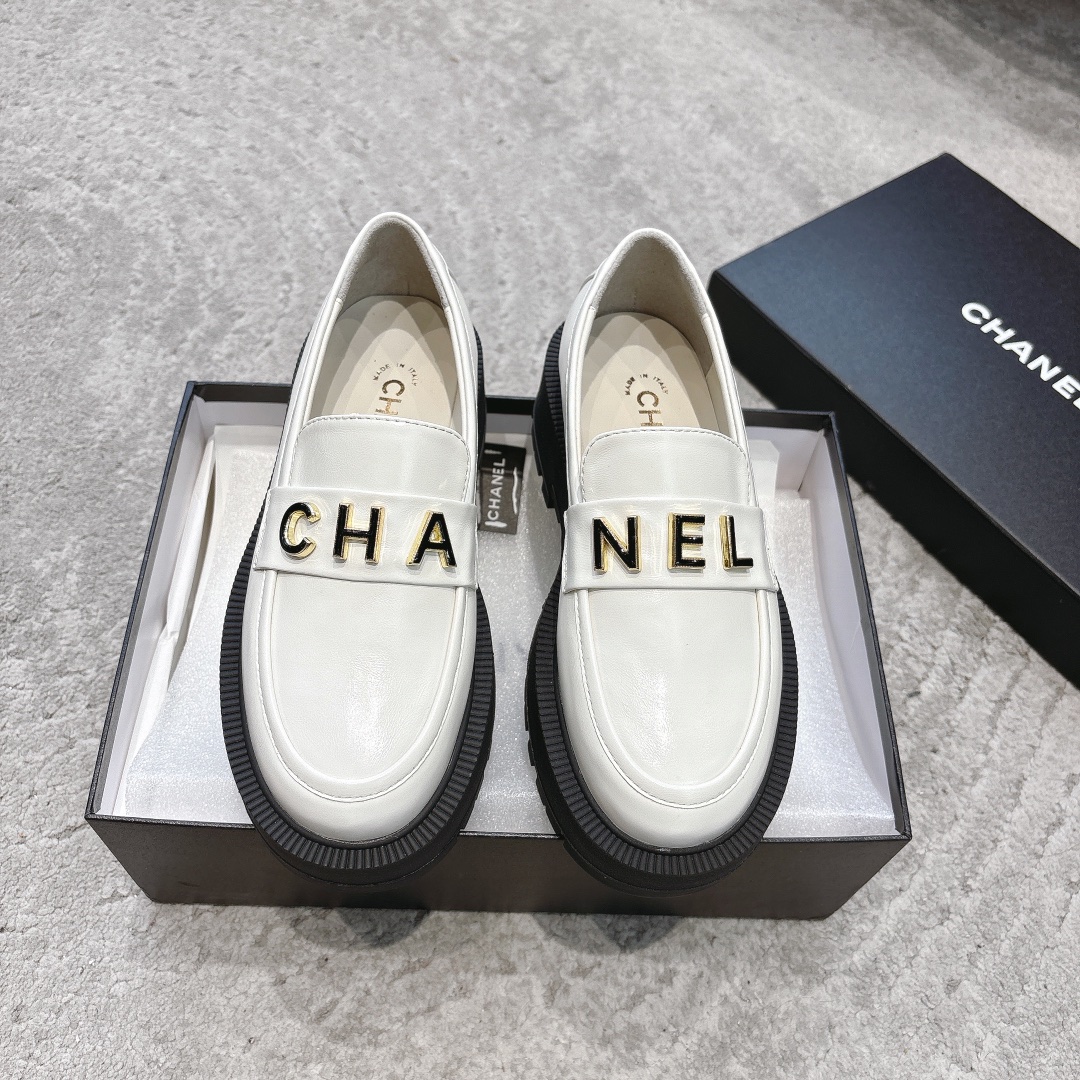 CHANEL 뮬 로퍼｜빈티지하고 고급스러운 로퍼｜더블 C 메탈 버클 + 오일 워싱 카프스킨
