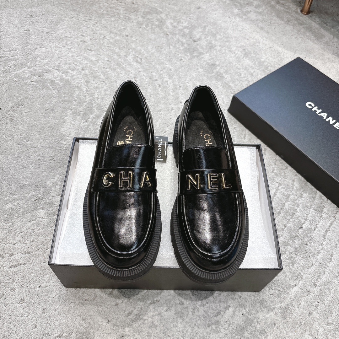 NO:164126,The CHANEL24b loafer series is launched and will be released simultaneously on the official website! INS...A variety of social platforms exploded! The new season is irresistible and inspiration. The appearance of the resort series is unchanged. It is irresistible to deal with various styles and colors. It is only gorgeous and dazzling when blooming in this season! 