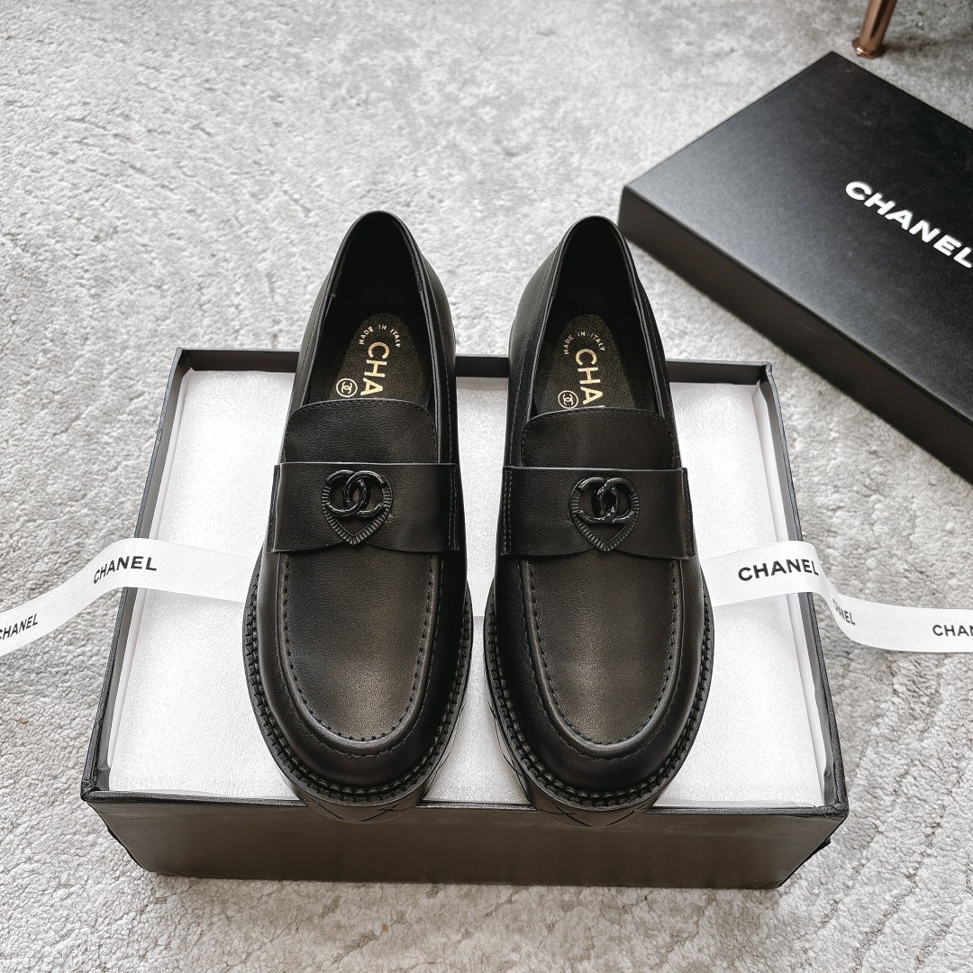 CHANEL 뮬 로퍼｜빈티지하고 고급스러운 로퍼｜더블 C 메탈 버클 + 오일 워싱 카프스킨