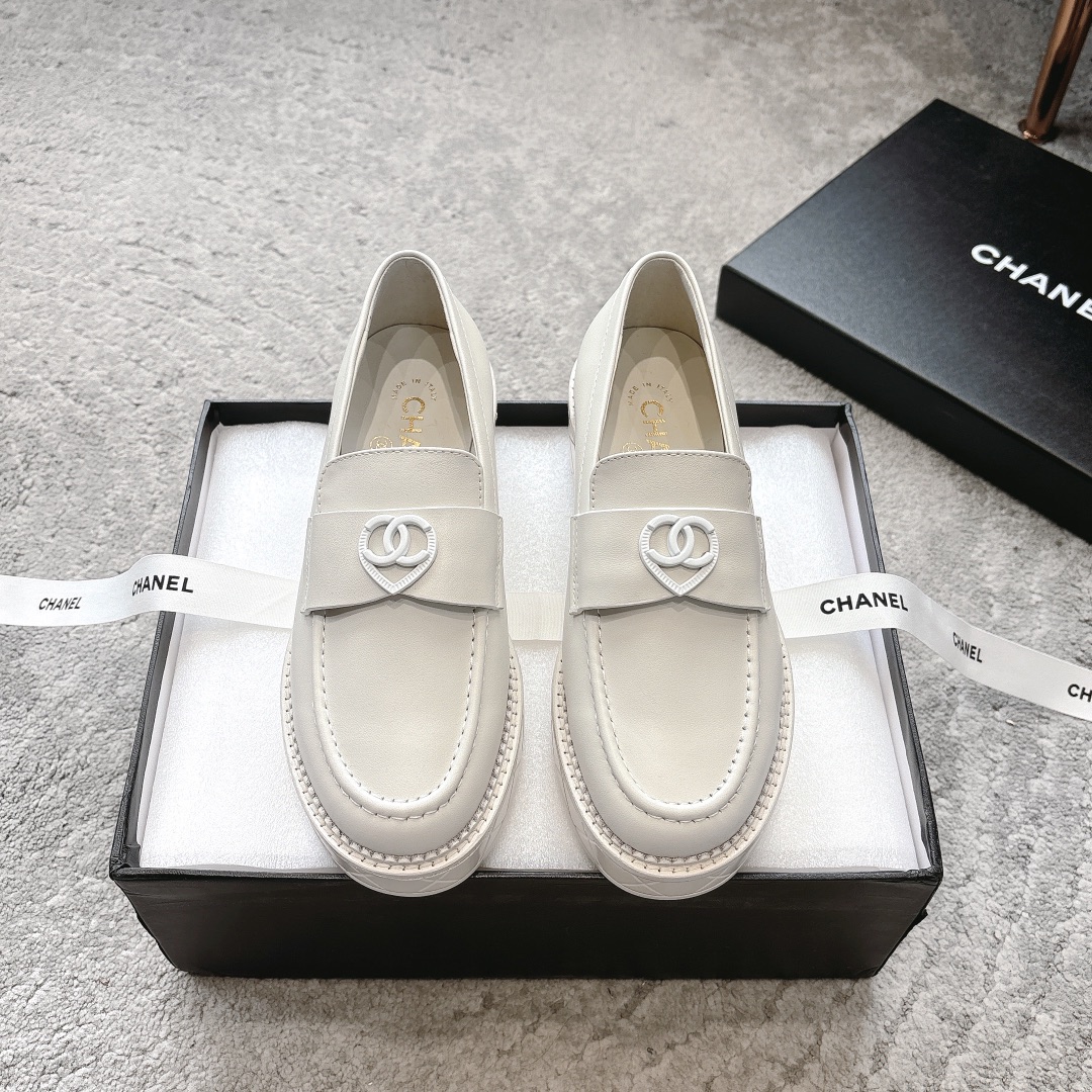 CHANEL 뮬 슈즈 로퍼｜빈티지하고 고급스러운 로퍼｜더블 C 메탈 버클 + 오일 왁스 카프스킨