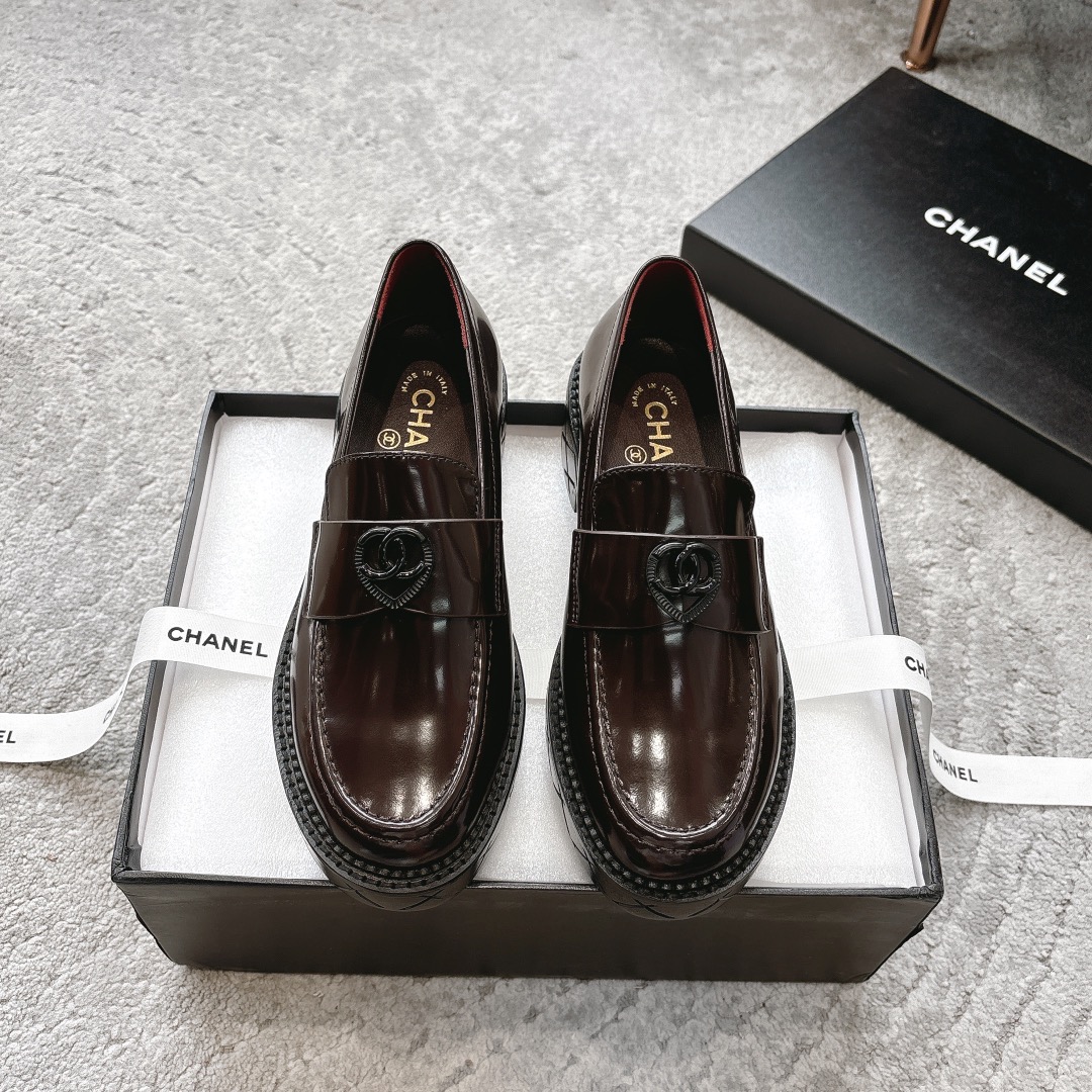 CHANEL 뮬 로퍼｜빈티지하고 고급스러운 로퍼｜더블 C 메탈 버클 + 오일 워싱 카프스킨