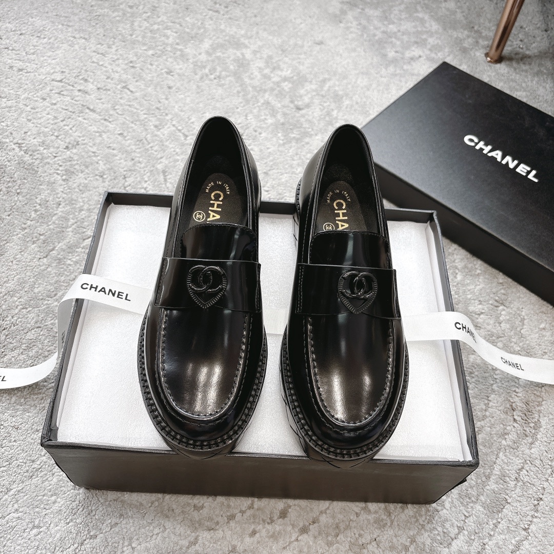 NO:164141,CHANEL24b loafer shoe series official website is synchronized. It is a must-have hot product, goddess series, with the elegant and famous temperament of Xiangjia, super durable, irresistible, heart-wrenching... The upper calf color combination is matched with the original mold opening hardware buckle, and it is hand-sewn. It is unique and advanced at will. Experience various styles. Must-have items!  !  Upper calf leather inner sheepskin heel height 4cm sole genuine leather outsole size 35-40 (41 custom made without return or exchange), loafers, chanel, chanel, loafers, cowhide, sheepskin, Leather soles19860909批 CHANEL24b乐福鞋系列官网同步上 必备爆款,女神系列,拥有香家特色优雅名媛气质,超级耐看,让人无法抗拒,心动ing…… 鞋面小牛拼色搭配原版开模五金扣手工缝制 随意搭配都很独特高级 体验各种不同的风格.必备单品 ！！ 鞋面小牛皮 内里羊皮 跟高4cm 鞋底真皮大底 码数35-40(41定制不退换）,乐福鞋,chanel,chanel,loafers,cowhide,sheepskin,Leather soles,Women's Shoes