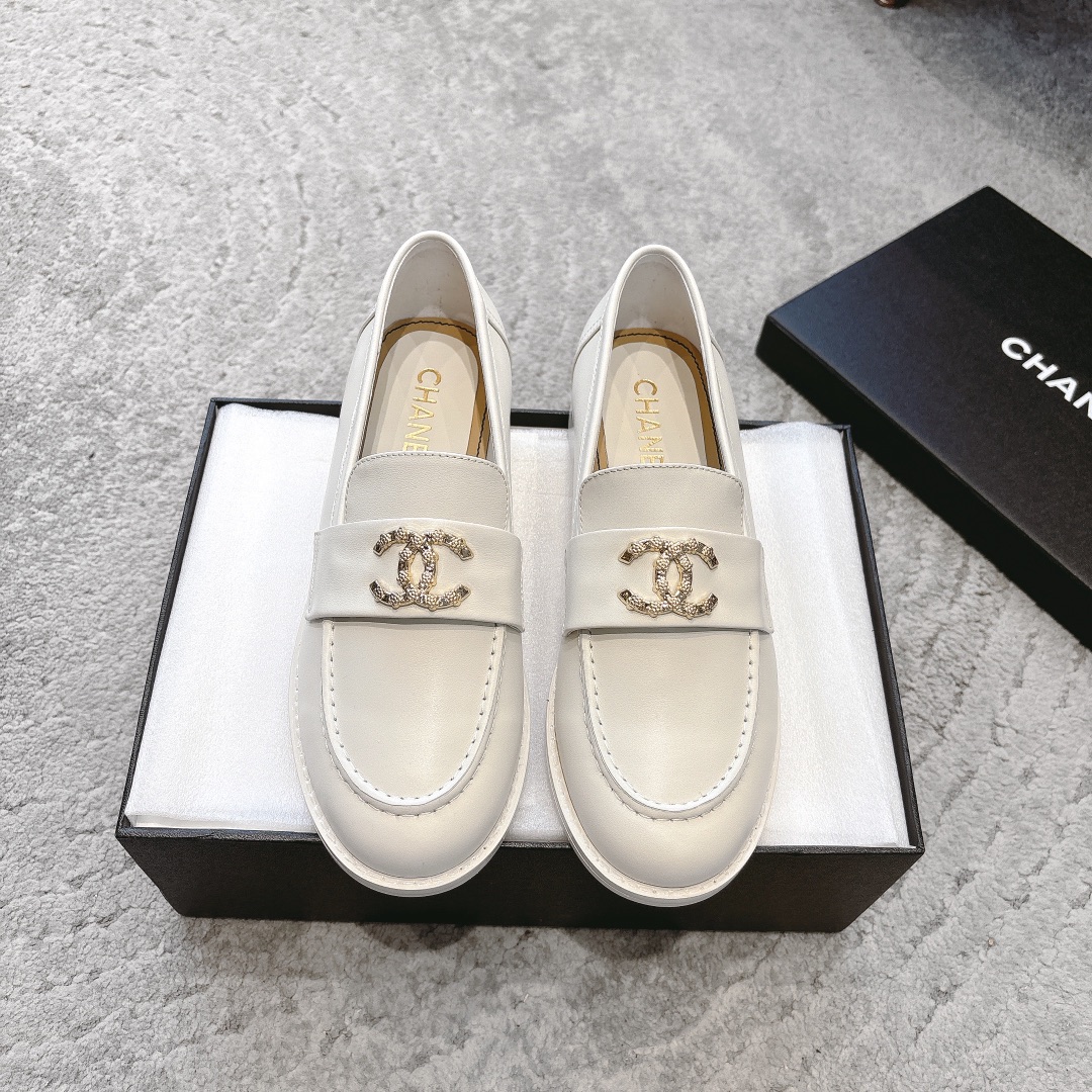 CHANEL 뮬 슈즈 로퍼｜빈티지하고 고급스러운 로퍼｜더블 C 메탈 버클 + 오일 왁스 카프스킨
