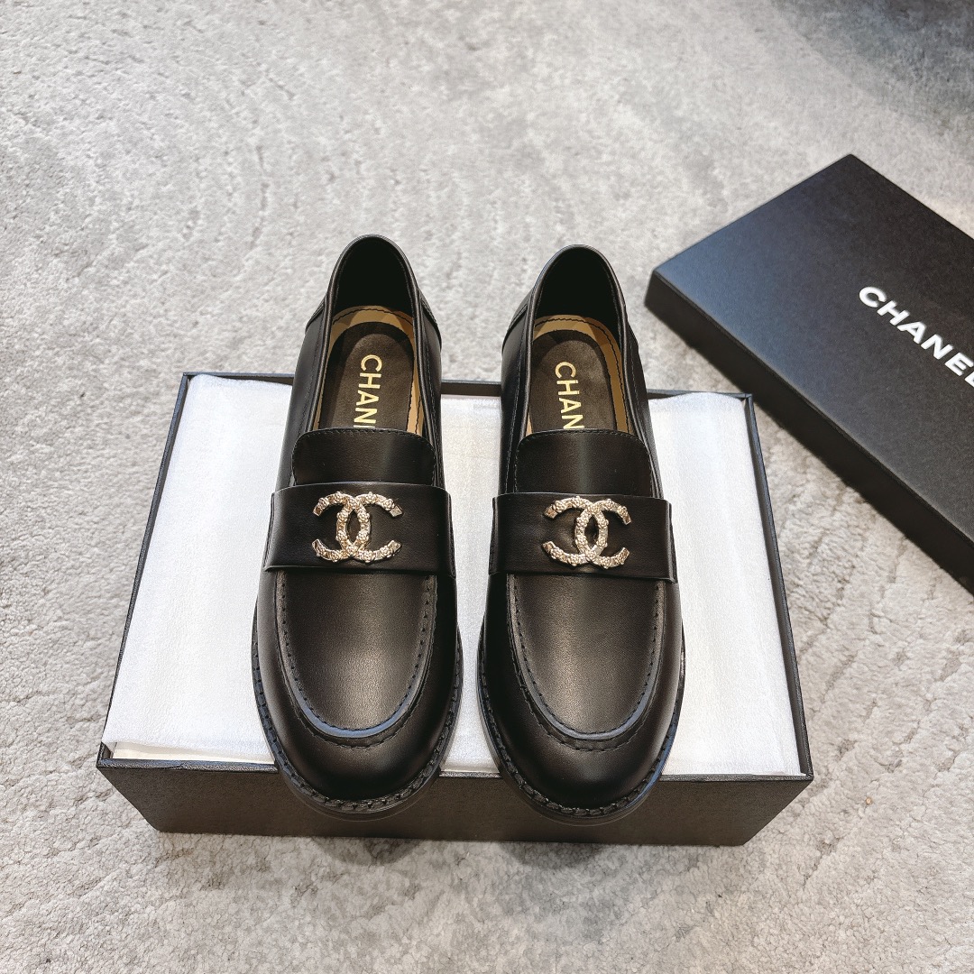 CHANEL 뮬 슈즈 로퍼｜빈티지하고 고급스러운 로퍼｜더블 C 메탈 버클 + 오일 왁스 카프스킨