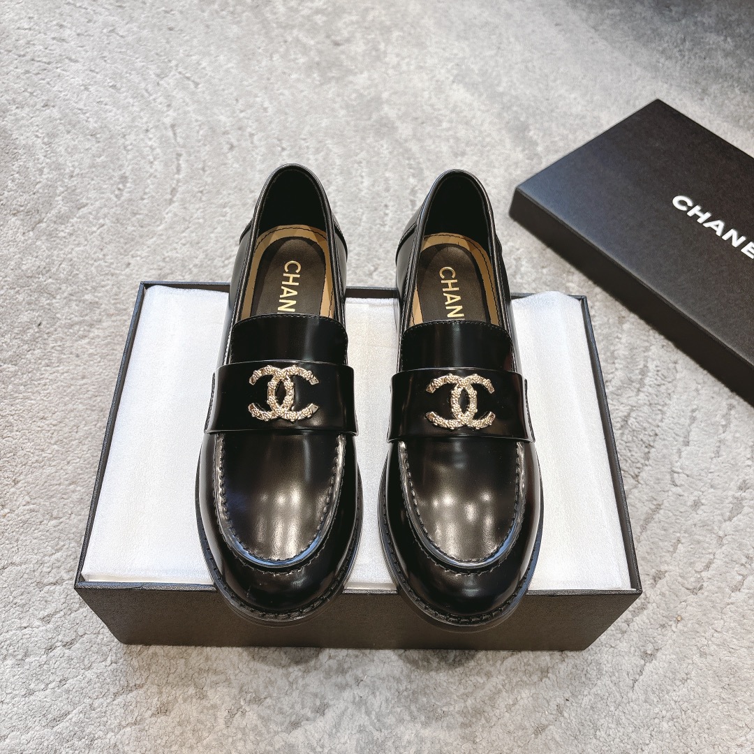 NO:164135,CHANEL24b loafer shoe series official website is synchronized. It is a must-have hot product, goddess series, with the elegant and famous temperament of Xiangjia, super durable, irresistible, heart-wrenching... The upper calf color combination is matched with the original mold opening hardware buckle, and it is hand-sewn. It is unique and advanced at will. Experience various styles. Must-have items!  !  Upper calf leather inner sheepskin heel height 2cm sole genuine leather outsole size 35-40 (41 custom made without return or exchange), loafers, chanel, chanel, loafers, cowhide, sheepskin, Leather soles19860909批 CHANEL24b乐福鞋系列官网同步上 必备爆款,女神系列,拥有香家特色优雅名媛气质,超级耐看,让人无法抗拒,心动ing…… 鞋面小牛拼色搭配原版开模五金扣手工缝制 随意搭配都很独特高级 体验各种不同的风格.必备单品 ！！ 鞋面小牛皮 内里羊皮 跟高2cm 鞋底真皮大底 码数35-40(41定制不退换）,乐福鞋,chanel,chanel,loafers,cowhide,sheepskin,Leather soles,Women's Shoes