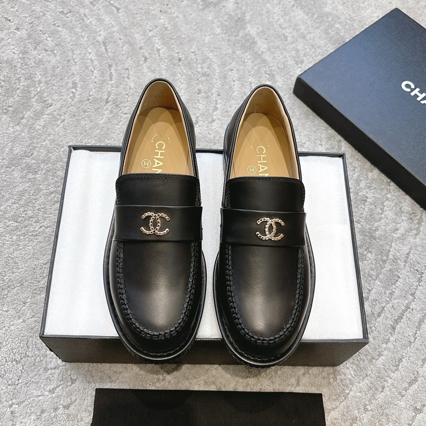 NO:164147,CHANEL25c early spring loafer series is synchronized on the official website. Must-have hot products, goddess series, with the elegant and famous temperament of Xiangjia, super durable, irresistible, heart-wrenching... The upper is customized with oil wax wrinkled calfskin original mold opening hardware buckle pure hand-sewn mark thread. It is unique and advanced at will. Experience various styles. Must-have items!  !  Original custom oil wax wrinkled calfskin with inner dyed calfskin heel height 2.5cm sole rubber combination outsole size 35-41 (customized for 40, 41), loafers, chanel, chanel, loafers, cowhide19860909批 CHANEL25c早春乐福鞋系列官网同步上 必备爆款,女神系列,拥有香家特色优雅名媛气质,超级耐看,让人无法抗拒,心动ing…… 鞋面原版定制油蜡皱褶小牛皮原版开模五金扣纯手工缝制马克线 随意搭配都很独特高级 体验各种不同的风格.必备单品 ！！ 鞋面原版定制油蜡皱褶小牛皮 内里透染小牛皮 跟高2.5cm 鞋底橡胶组合大底 码数35-41（40、41定做）,乐福鞋,chanel,chanel,loafers,cowhide,Women's Shoes