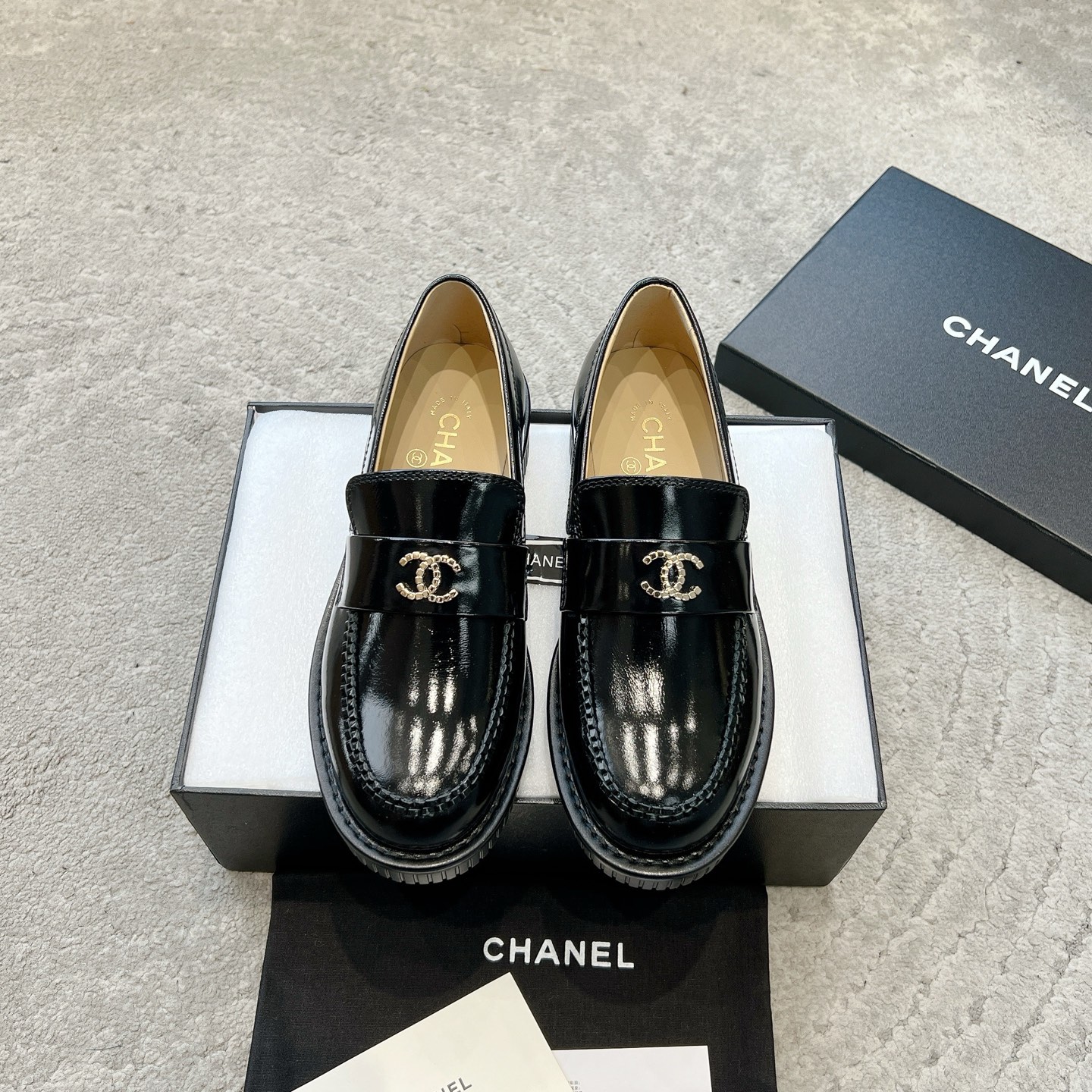 NO:164150,CHANEL25c early spring loafer series is synchronized on the official website. Must-have hot products, goddess series, with the elegant and famous temperament of Xiangjia, super durable, irresistible, heart-wrenching... The upper is customized with oil wax wrinkled calfskin original mold opening hardware buckle pure hand-sewn mark thread. It is unique and advanced at will. Experience various styles. Must-have items!  !  Original custom oil wax wrinkled calfskin with inner dyed calfskin heel height 2.5cm sole rubber combination outsole size 35-41 (customized for 40, 41), loafers, chanel, chanel, loafers, cowhide19860909批 CHANEL25c早春乐福鞋系列官网同步上 必备爆款,女神系列,拥有香家特色优雅名媛气质,超级耐看,让人无法抗拒,心动ing…… 鞋面原版定制油蜡皱褶小牛皮原版开模五金扣纯手工缝制马克线 随意搭配都很独特高级 体验各种不同的风格.必备单品 ！！ 鞋面原版定制油蜡皱褶小牛皮 内里透染小牛皮 跟高2.5cm 鞋底橡胶组合大底 码数35-41（40、41定做）,乐福鞋,chanel,chanel,loafers,cowhide,Women's Shoes