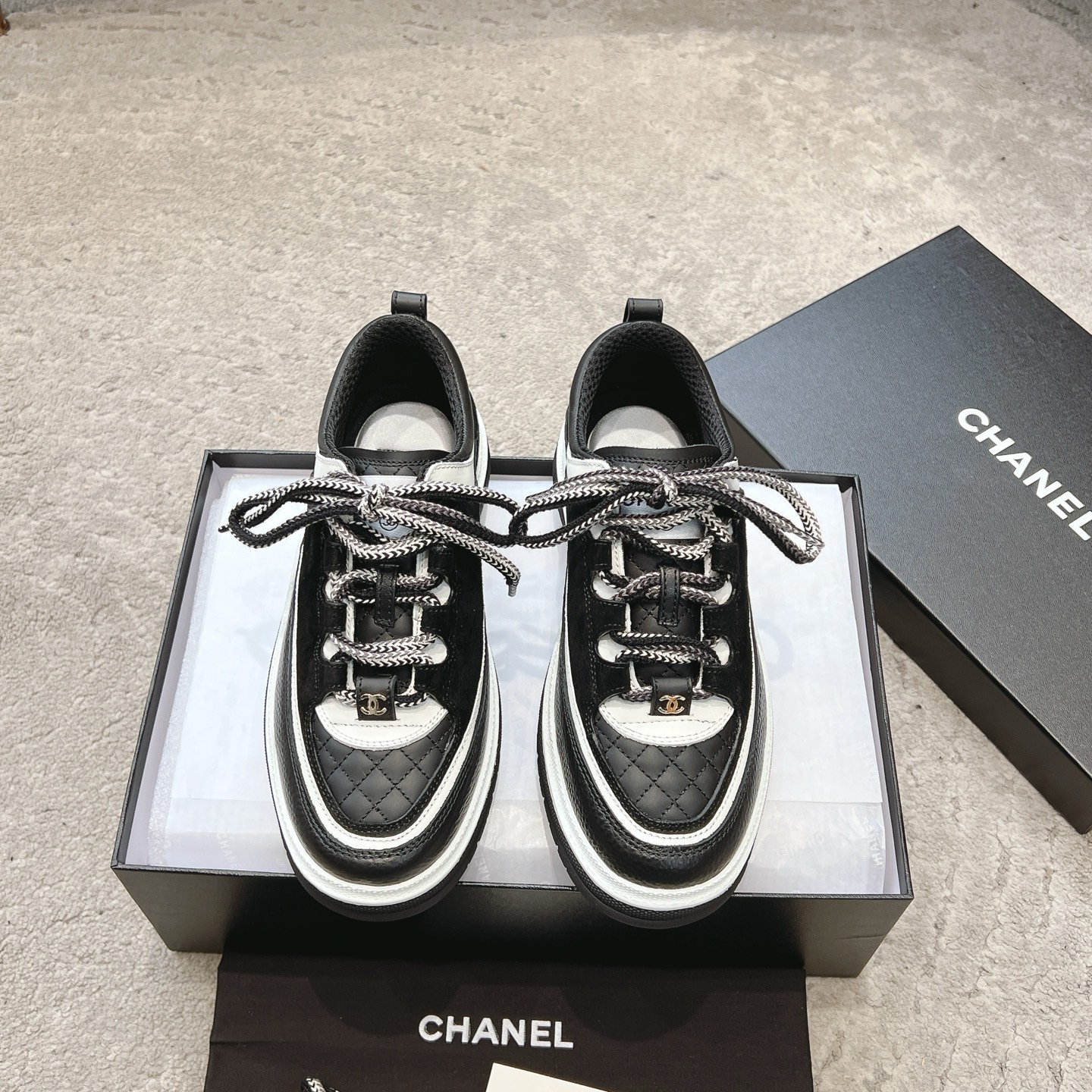 NO:482361,The new upgraded version of CHANEL 25C spring and summer new sports shoes are available on the official website. The counter is out of stock. Major bloggers are socially recommended every day. This season's new model is simply closed, looks beautiful with her feet. It is casual and casual sports style, cool and natural, interpreting Chanel's fashionable femininity. The overall customization makes all sports models on the market at that time become outdated. This series is now available for sale!  Upper is made of custom imported lychee pattern calfskin customized matte calfskin inner lining original one to one professional custom mesh fabric hardware accessories original full set of mold opening (not universal for the market) original customized mold opening TPU combination sole height 4 cm women's size 35-39 (40 customized), casual shoes/sports shoes, chanel, chanel, sneakers, cowhide19860909全新升级版 CHANEL 25C春夏新款运动鞋 官网同步上 专柜断货王 各大博主社交日推款,这季新款简直闭眼入,上脚狂好看,率性的休闲运动风,飒爽又自然,演绎香奈儿的时髦女性气质,整体定制令当时市面上的所有运动款变得过时,本系列现已登陆发售！ 鞋面 采用定制进口荔枝纹小牛皮定制磨砂小牛皮 内里 原版一比一专业定制网布 五金配件 原版全套开模 (非市场通用) 原版定制开模TPU组合大底 高度4公分 女码35-39(40定做),休闲鞋/运动鞋,chanel,chanel,sneakers,cowhide,Women's Shoes