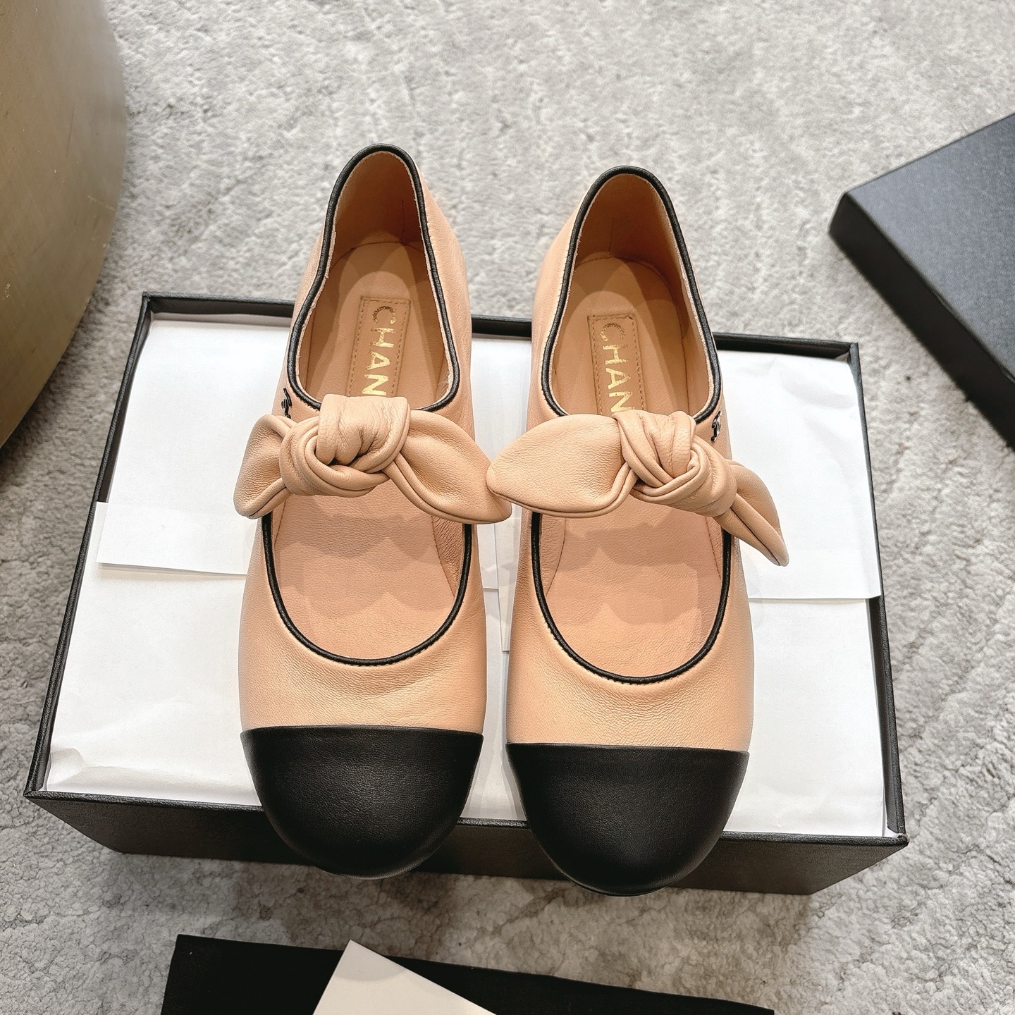 NO:259046,CHANEL25/A Maryzhen's new most beautiful series, soft, single ballet shoes, light grandma shoes, Xiangjia high-end style, always convincing, it looks quite simple, but it's inexplicably high-end. Many people asked me to work, this single shoe that I wanted to go to work, recommended by a pair of hands. The small round toe toe determines its style. Commuting style for work, high tolerance for foot shapes, suitable for all kinds of foot shapes, imported sheepskin on the upper, mixed-type imported lambskin on the inner side, soft, out of the sole original dyed genuine leather outsole, heel height 1.5cm (customized by 40), ballet shoes, chanel, chanel, mary jane, sheepskin, Leather soles19860909批 CHANEL25/A玛丽珍新品最美系列 软软的 芭蕾单鞋 轻盈奶奶鞋  香家高级感这块总让人大写的服气 看起来蛮简单的款式 但上脚就莫名很高阶 之前好多人找我要上班的单鞋这款举双手推荐 小圆头的鞋头决定了它的风格走向 上班通勤款 对脚型的包容度也很高 适合各种各样的脚型 鞋面进口羊皮 内里采用混种进口小羊皮 伸进去软软的哦 大底原版透染真皮大底 跟高1.5cm Size35-39（40定制）,芭蕾舞鞋,chanel,chanel,mary jane,sheepskin,Leather soles,Women's Shoes