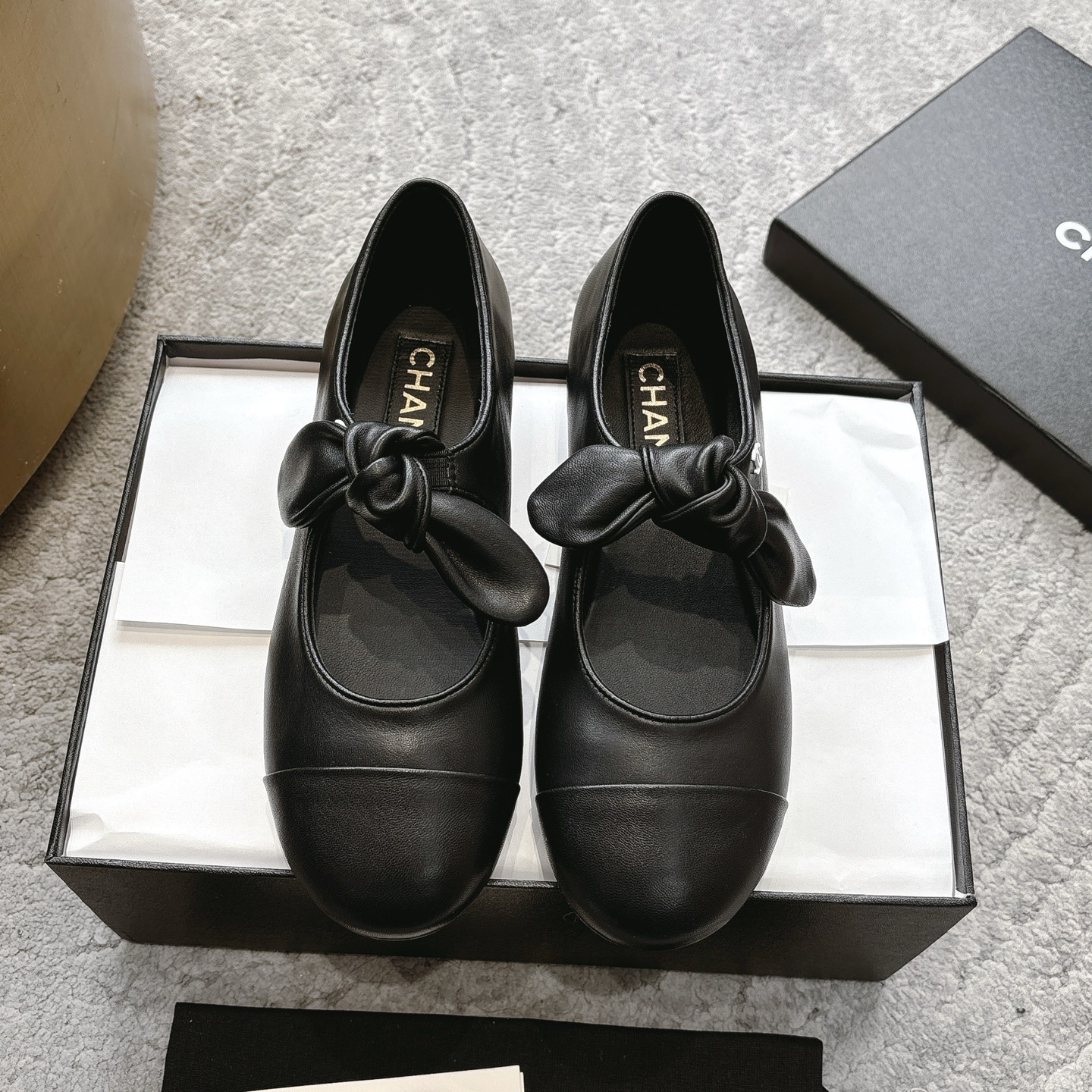 NO:259049,CHANEL25/A Maryzhen's new most beautiful series, soft, single ballet shoes, light grandma shoes, Xiangjia high-end style, always convincing, it looks quite simple, but it's inexplicably high-end. Many people asked me to work, this single shoe that I wanted to go to work, recommended by a pair of hands. The small round toe toe determines its style. Commuting style for work, high tolerance for foot shapes, suitable for all kinds of foot shapes, imported sheepskin on the upper, mixed-type imported lambskin on the inner side, soft, out of the sole original dyed genuine leather outsole, heel height 1.5cm (customized by 40), ballet shoes, chanel, chanel, mary jane, sheepskin, Leather soles19860909批 CHANEL25/A玛丽珍新品最美系列 软软的 芭蕾单鞋 轻盈奶奶鞋  香家高级感这块总让人大写的服气 看起来蛮简单的款式 但上脚就莫名很高阶 之前好多人找我要上班的单鞋这款举双手推荐 小圆头的鞋头决定了它的风格走向 上班通勤款 对脚型的包容度也很高 适合各种各样的脚型 鞋面进口羊皮 内里采用混种进口小羊皮 伸进去软软的哦 大底原版透染真皮大底 跟高1.5cm Size35-39（40定制）,芭蕾舞鞋,chanel,chanel,mary jane,sheepskin,Leather soles,Women's Shoes