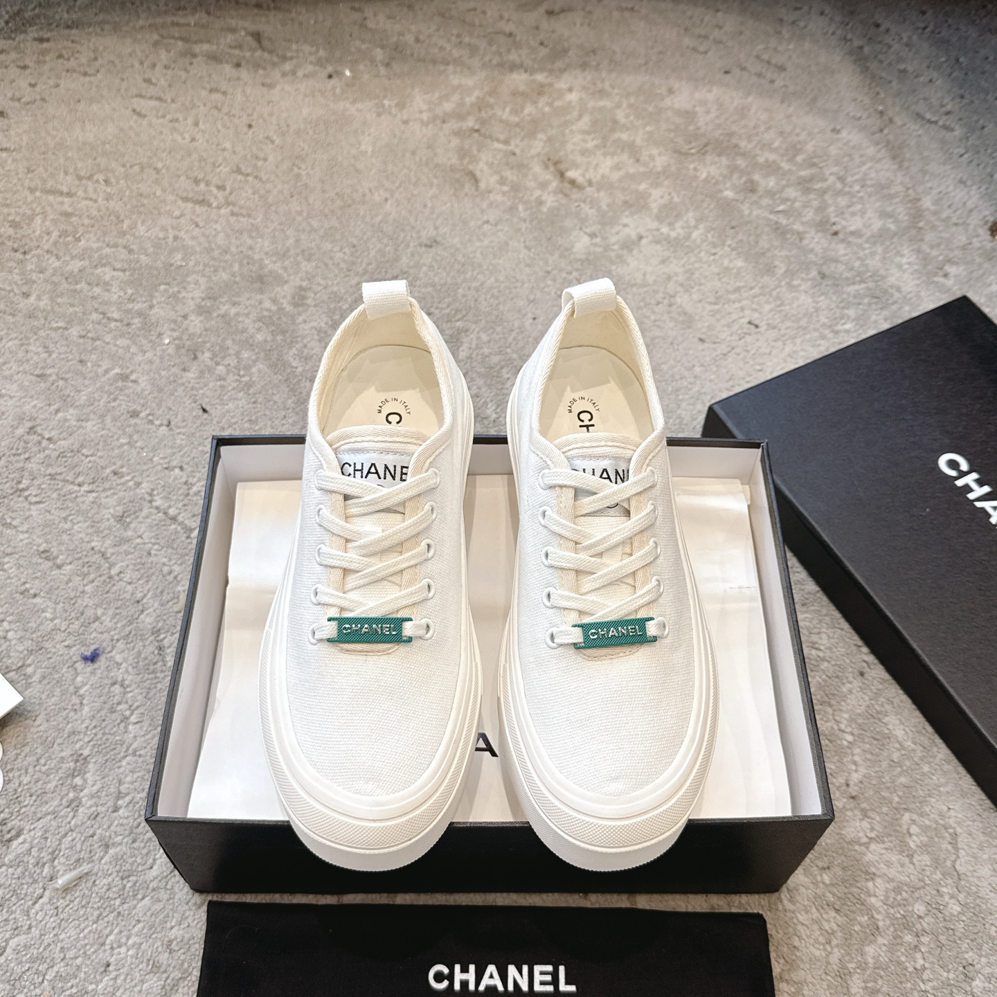 NO:260268,CHANEL25ss' latest casual shoes, currently super popular cookie shoes. Internet celebrity star Xiaohongshu is chasing and promoting. The silly cute and cute look is released with a bit of retro flavor!  Special shape, very recognizable, slimming and long legs, absolutely powerful, comfortable to wear, high appearance, comfortable, recommended for everyone, this year's series, minimalist style, original custom canvas, foot pads, water dyed cowhide, comfortable feet, large sole open mold high elastic rubber sponge cake, size 35-39 (40 sizes custom made without return), casual shoes/sports shoes, chanel, sneakers, cowhide19860909CHANEL25ss最新休闲鞋,目前超级流行的饼干鞋 网红明星小红书狂追热推 发售蠢萌可爱的造型带了点复古味！ 造型特殊,很有辨识度, 显瘦显腿长,绝对实力派,穿上也很舒服,高颜值 舒适,墙裂推荐给大家,今年系列的主打, 极简的风格 面料原版订制帆布 垫脚水染牛皮,脚感舒适 大底开模高弹橡胶松糕大底 码数35-39 (40码订做不退换),休闲鞋/运动鞋,chanel,sneakers,cowhide,Women's Shoes