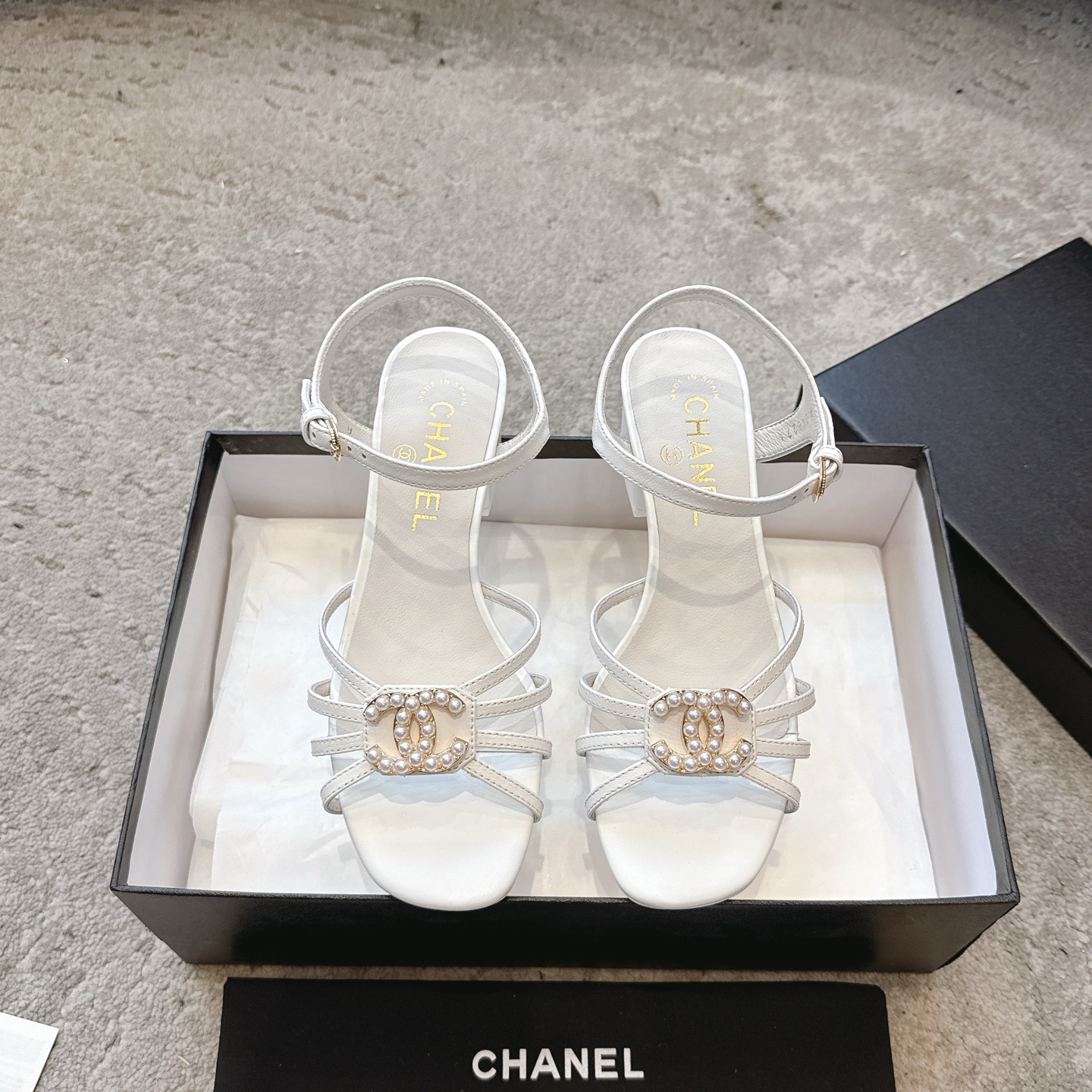 NO:257427,CHANEL25s spring and summer new counter top double C bow sandals This classic design; bows are paired with double C embellishments, playful and elegant, and a variety of color matching elements... Diversified mix and match are very beautiful and versatile, and the foot is very light and comfortable. Super delicate and elegant... Go material The upper is made of original custom imported sheepskin. The inner lining is made of original custom sheepskin inner lining. The sole is based on original custom Italian translucent leather outsole. Size: 35–40 (customized by 40, 41), sandals, chanel, sandals, sheepskin, Leather soles19860909批 CHANEL25s春夏新款专柜顶级双C蝴蝶结凉鞋 这款经典设计；蝴蝶结搭配双c的点缀 俏皮又优雅 多种配色元素…… 多元化混搭非常好看百搭,上脚非常轻巧舒适 超级秀气优雅…… Go 材料 鞋面采用 原版定制进口羊皮 内里采用 原版定制羊皮内里 大底根据 原版定制意大利透染真皮大底 码数:35–40（40、41定做）,凉鞋,chanel,sandals,sheepskin,Leather soles,Women's Shoes